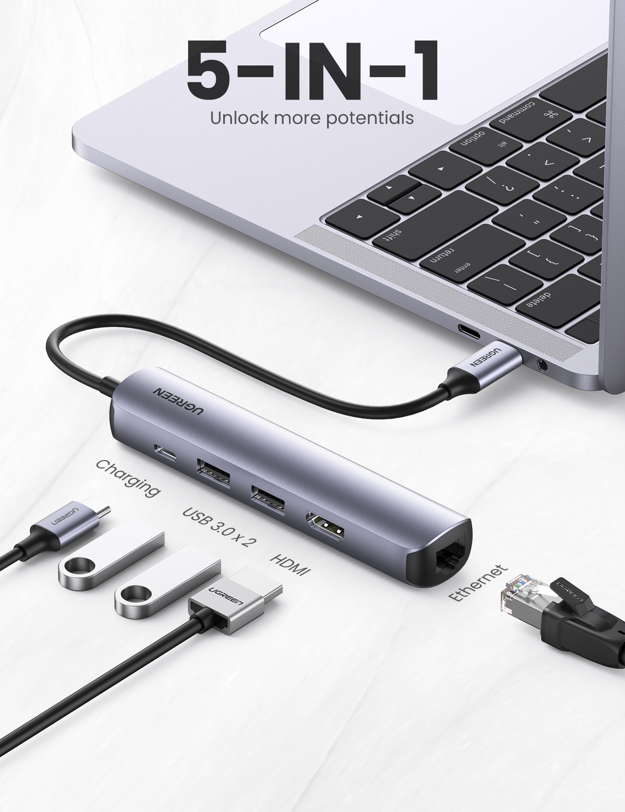 5-in-1 USB-Hub, verbunden mit einem Laptop mit verschiedenen angeschlossenen Geräten.
