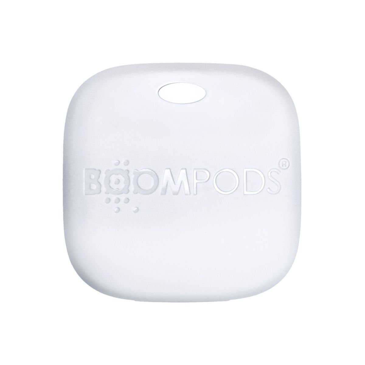 Un tag Boompods bianco, quadrato, con un foro in alto per l'attacco.