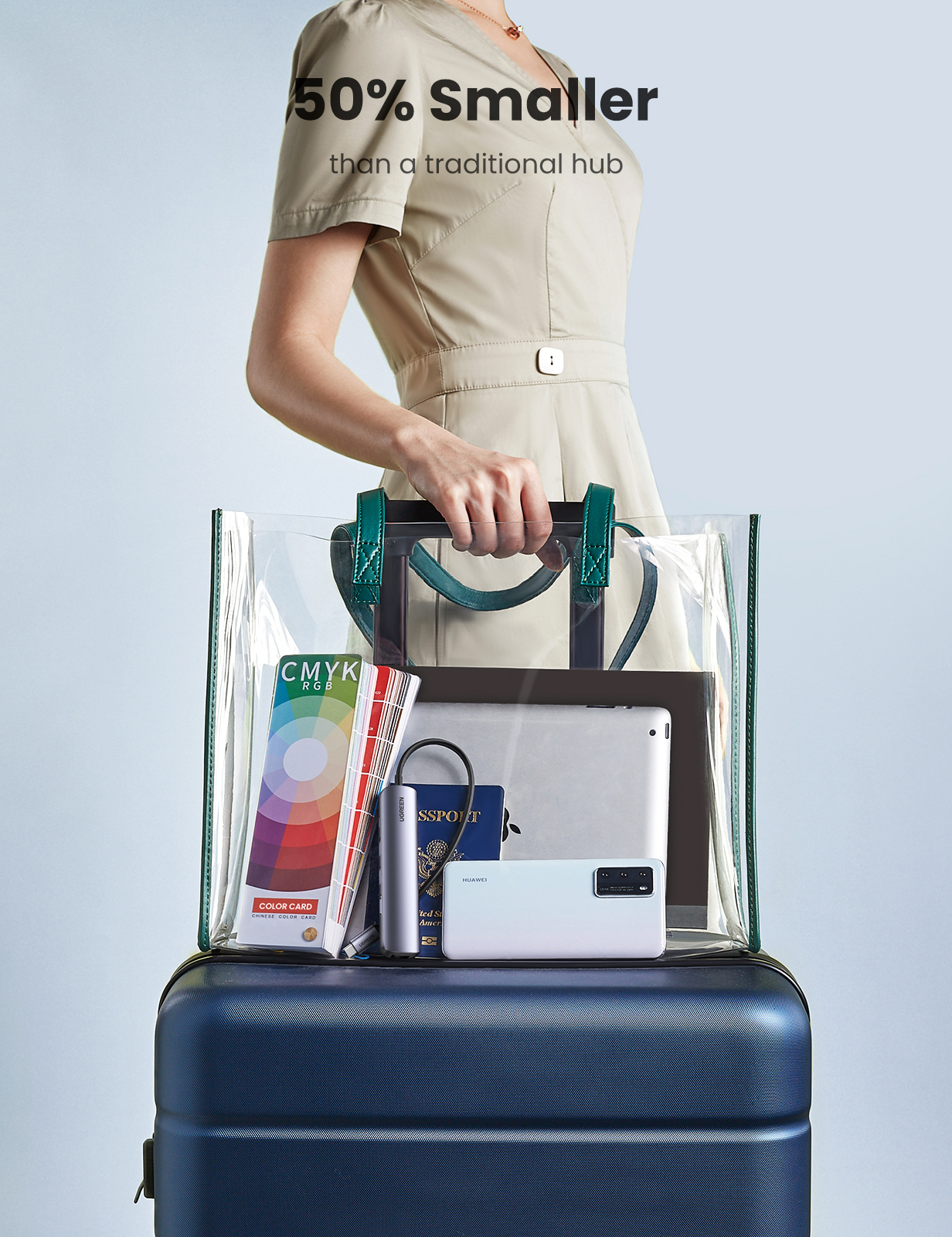 Frau hält transparente Tasche mit Gegenständen auf Koffer.