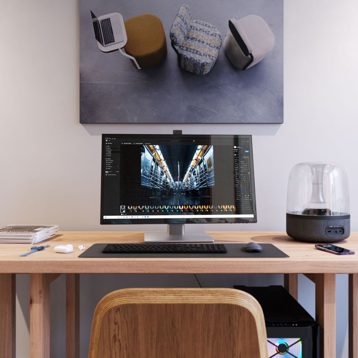 Configuration de bureau avec ordinateur, moniteur, chaise et divers accessoires.