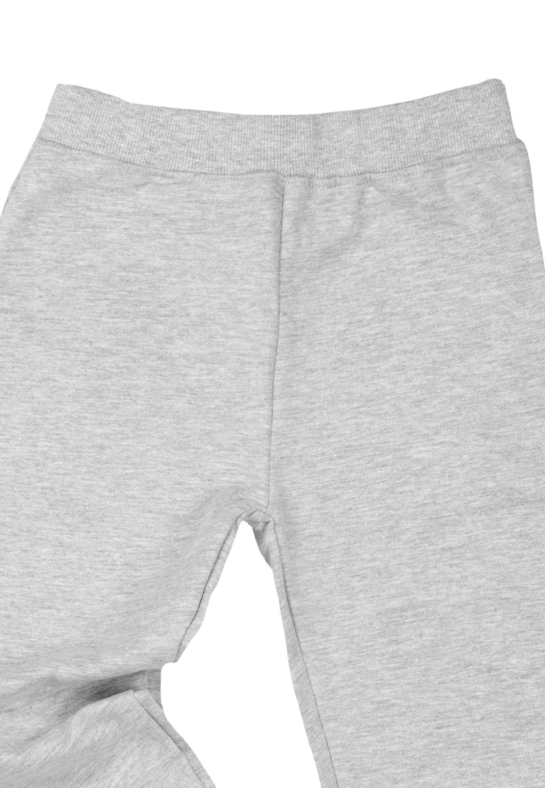 Nahaufnahme der grauen Jogginghose, Fokus auf Bund und Oberbeine.