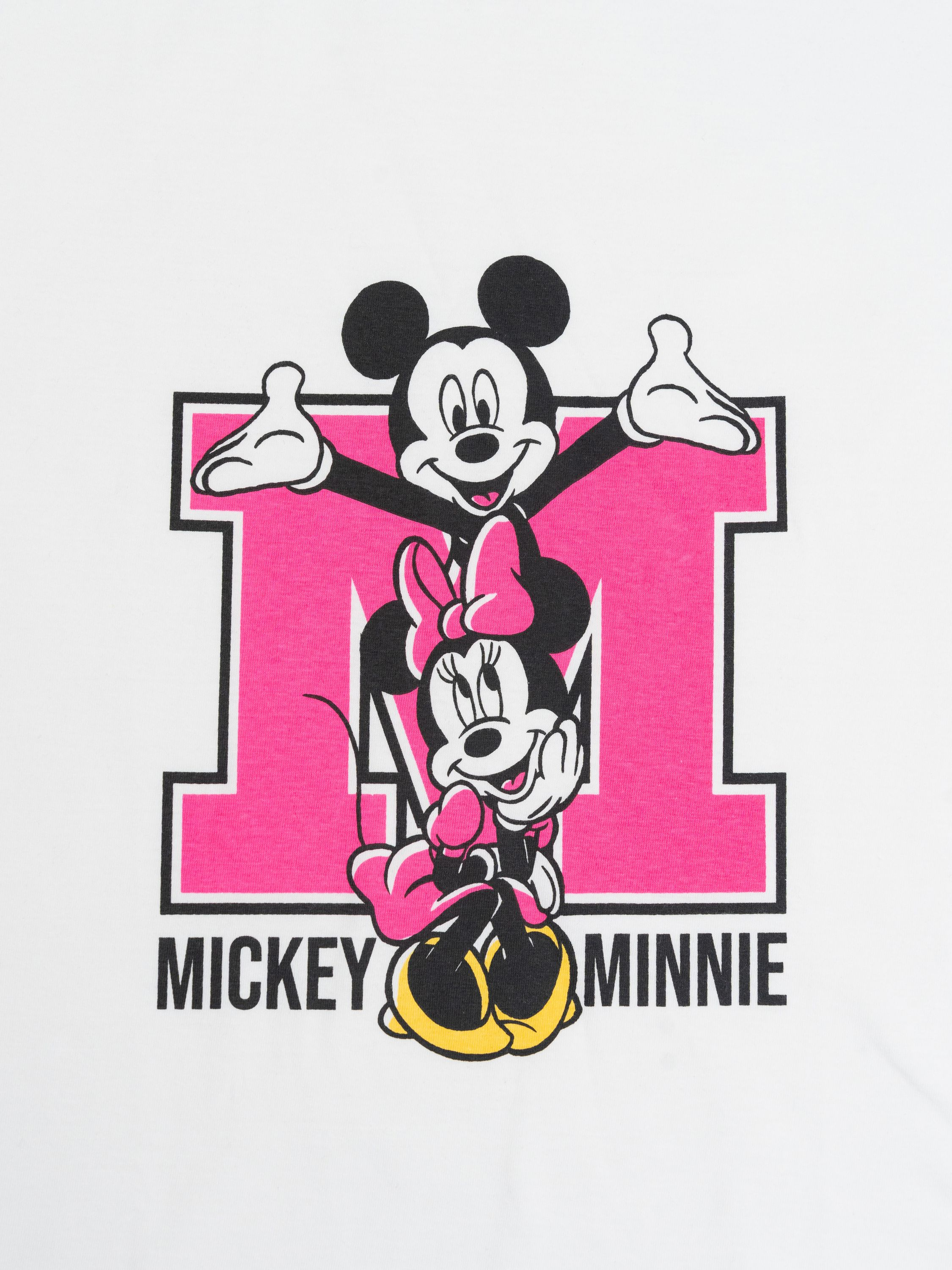 Weißes T-Shirt mit Mickey und Minnie Mouse über einem großen rosa Buchstaben 'M', mit Text Mickey und Minnie.