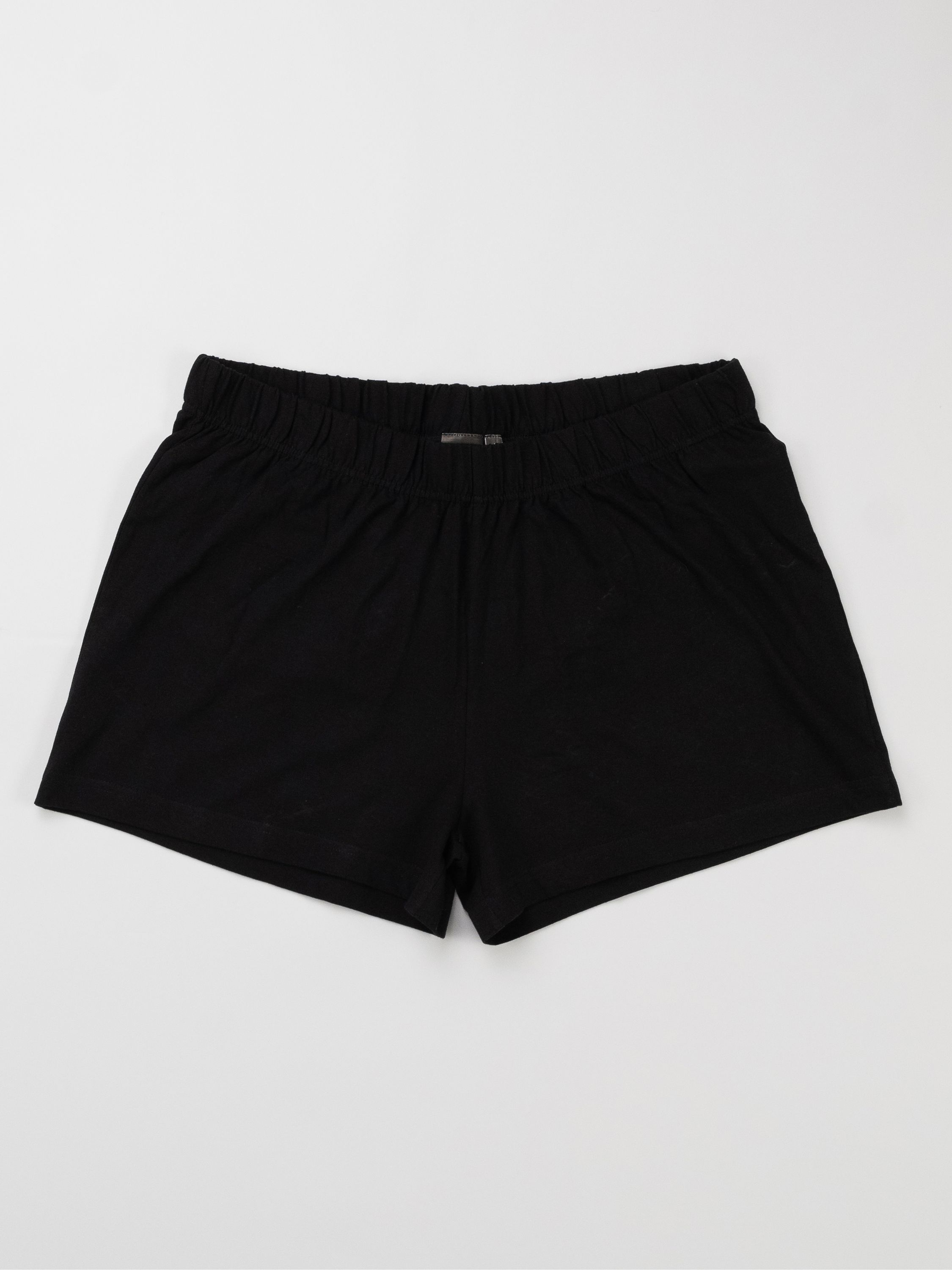 Schwarze Shorts mit elastischem Bund. Isoliert auf weißem Hintergrund.