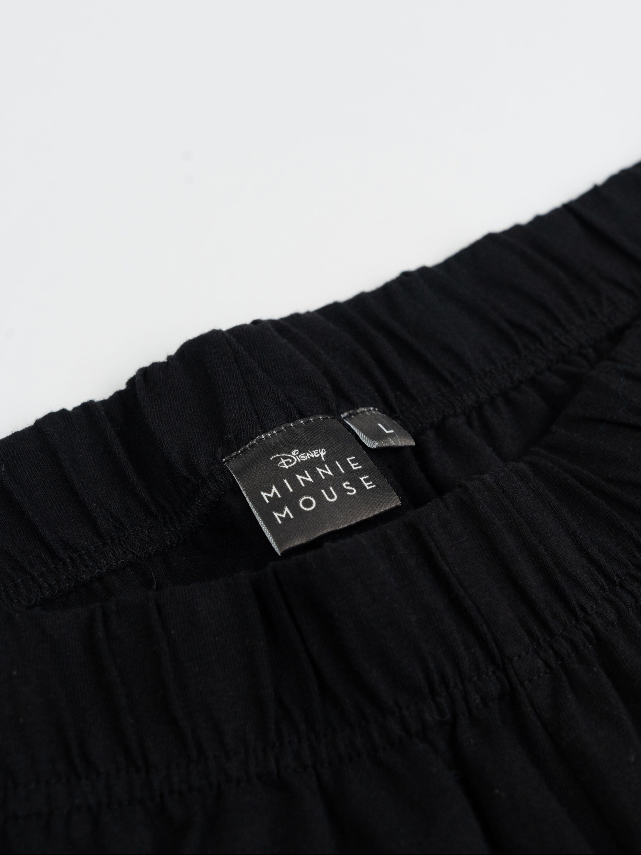 Schwarzes Minnie Mouse-Shorts-Etikett. Enthält Marken- und Größeninformationen.