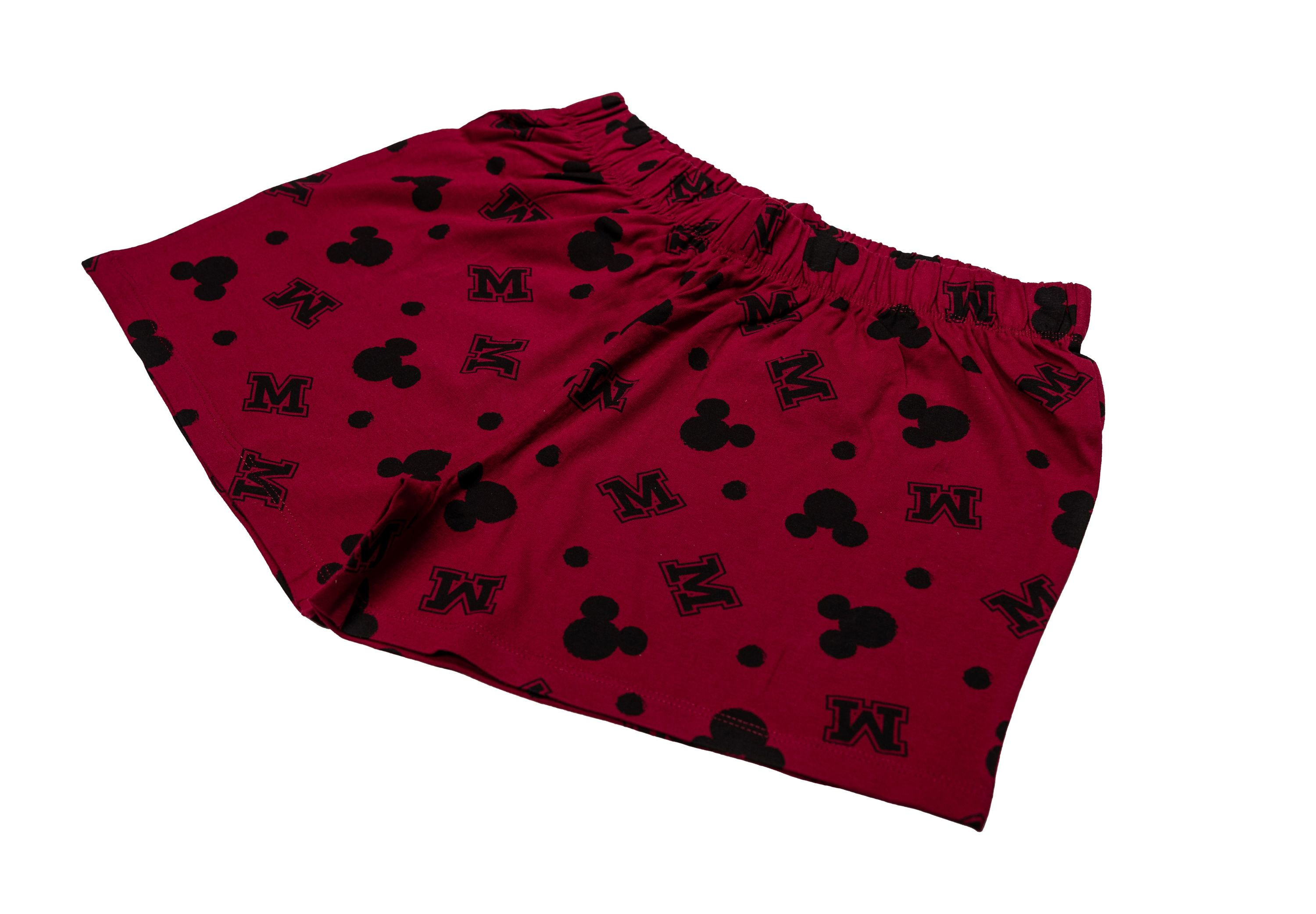 Rote Shorts mit sich wiederholenden schwarzen Mickey Mouse-Köpfen und dem Buchstaben 'M'. Weißer Hintergrund.