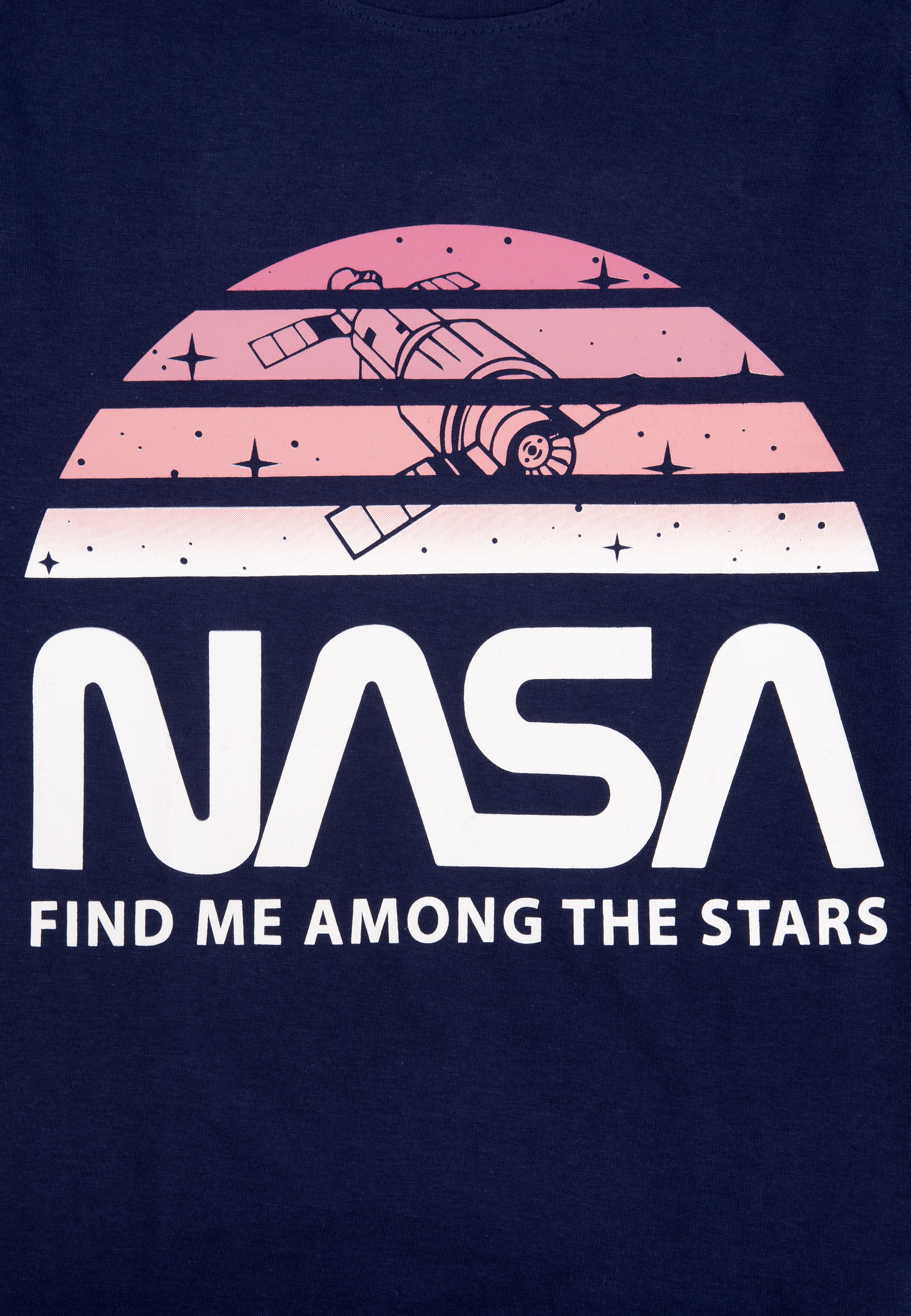Marineblaues T-Shirt mit NASA-Design. Weißer Text und eine rosa-orangefarbene Sonnenuntergangsgrafik.