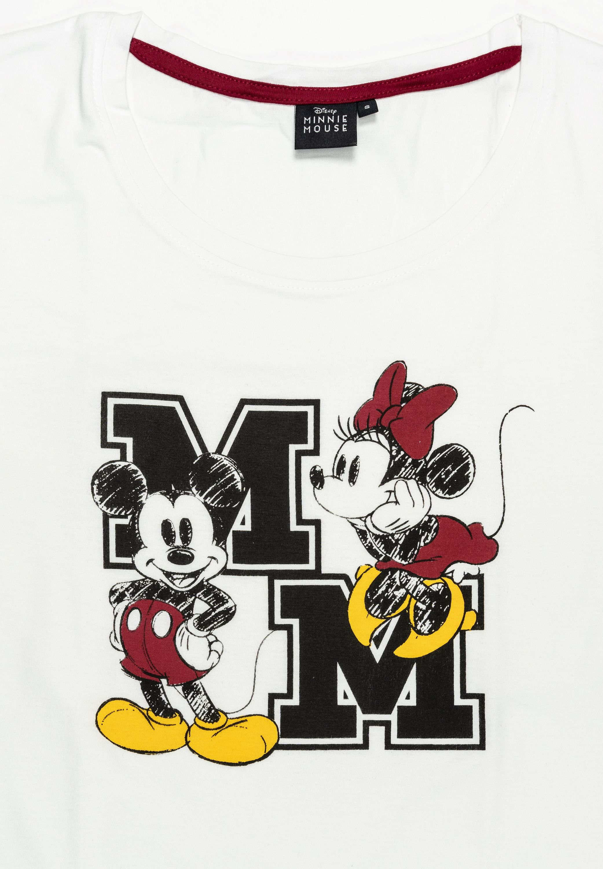 Weißes T-Shirt mit Mickey Mouse und Minnie Mouse auf der Vorderseite. Der Text 'MM' ist sichtbar.