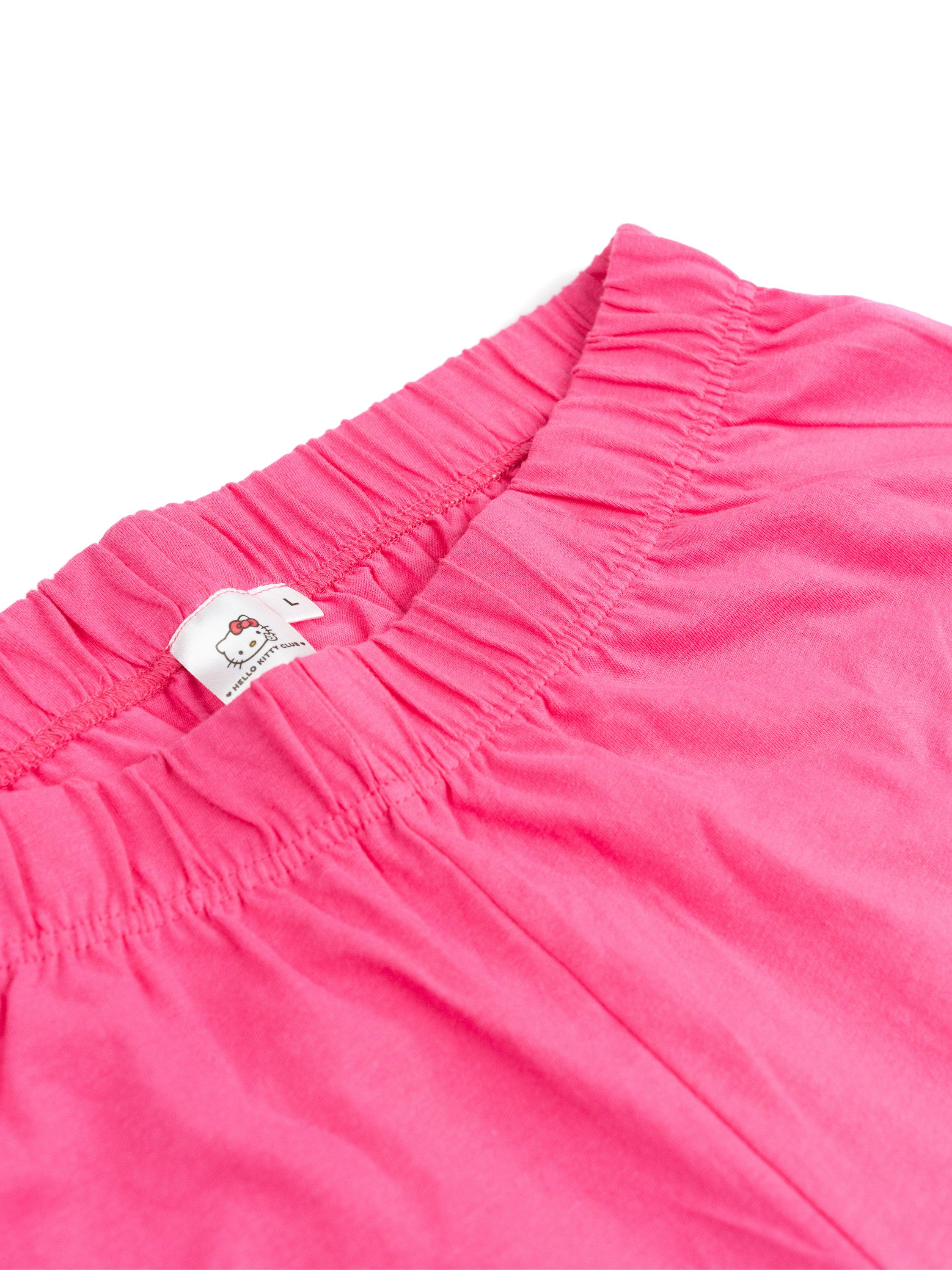 Nahaufnahme von rosa Schlafanzug-Shorts mit elastischem Bund.