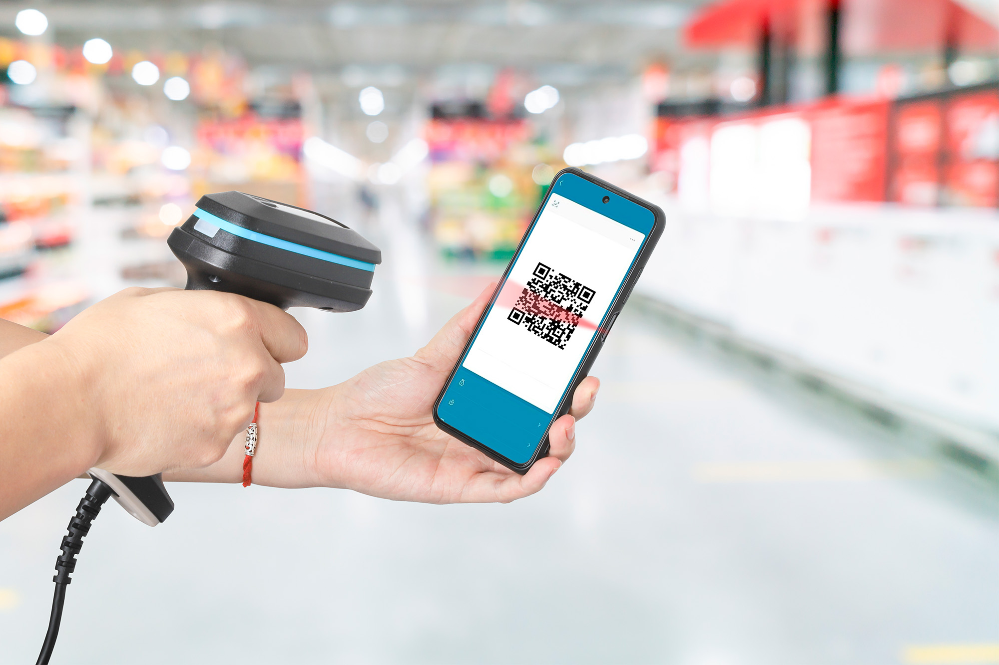 Persona che scansiona un codice QR su un telefono.