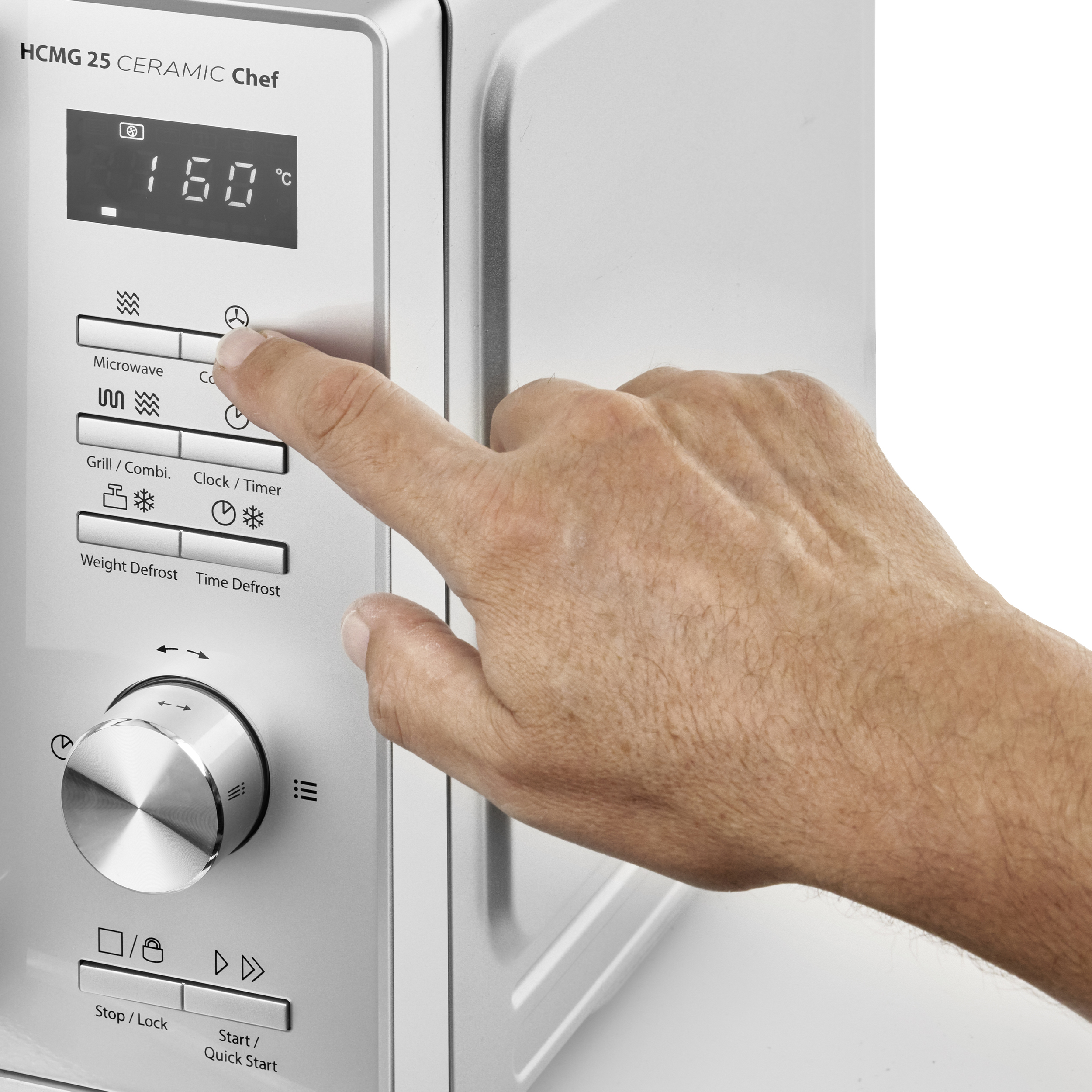 Hand drückt Knopf auf silberner Mikrowelle. Bildschirm zeigt die Temperatur.