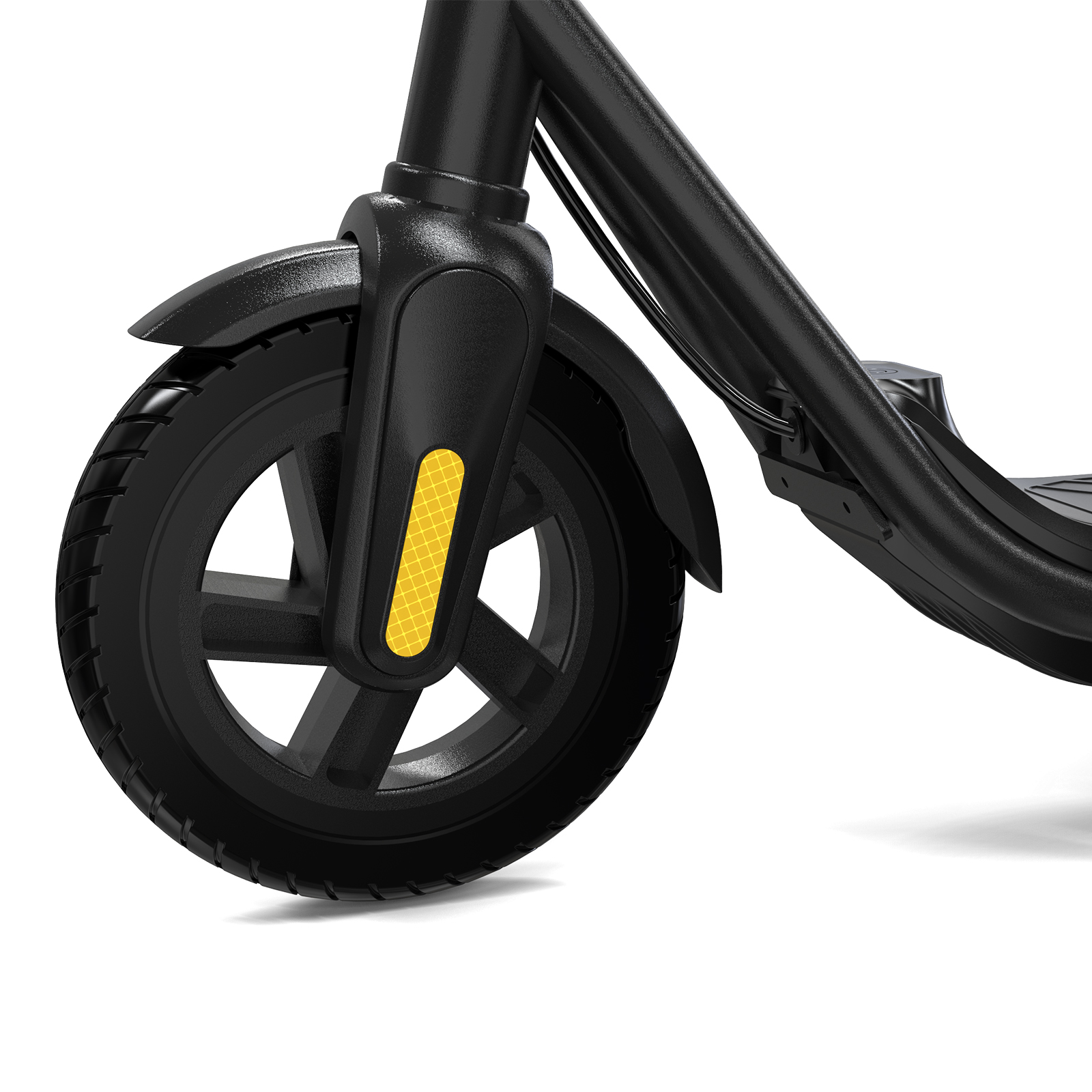 Czarna opona hulajnogi z żółtym odblaskiem. Hulajnoga jest czarna.