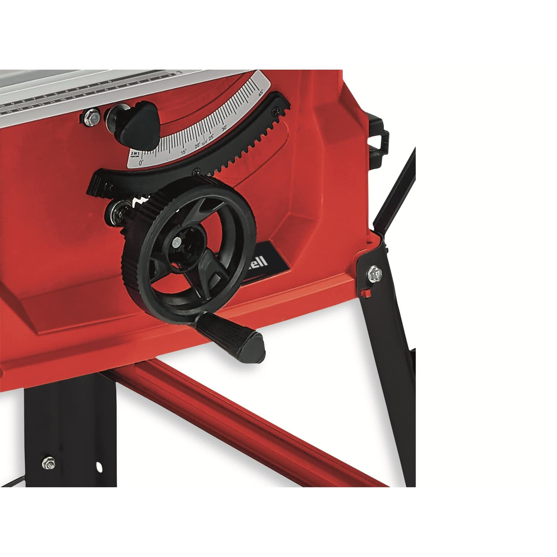 Szczegół czerwonej piły stołowej. Ma czarny uchwyt, koło i skalę przypominającą linijkę.