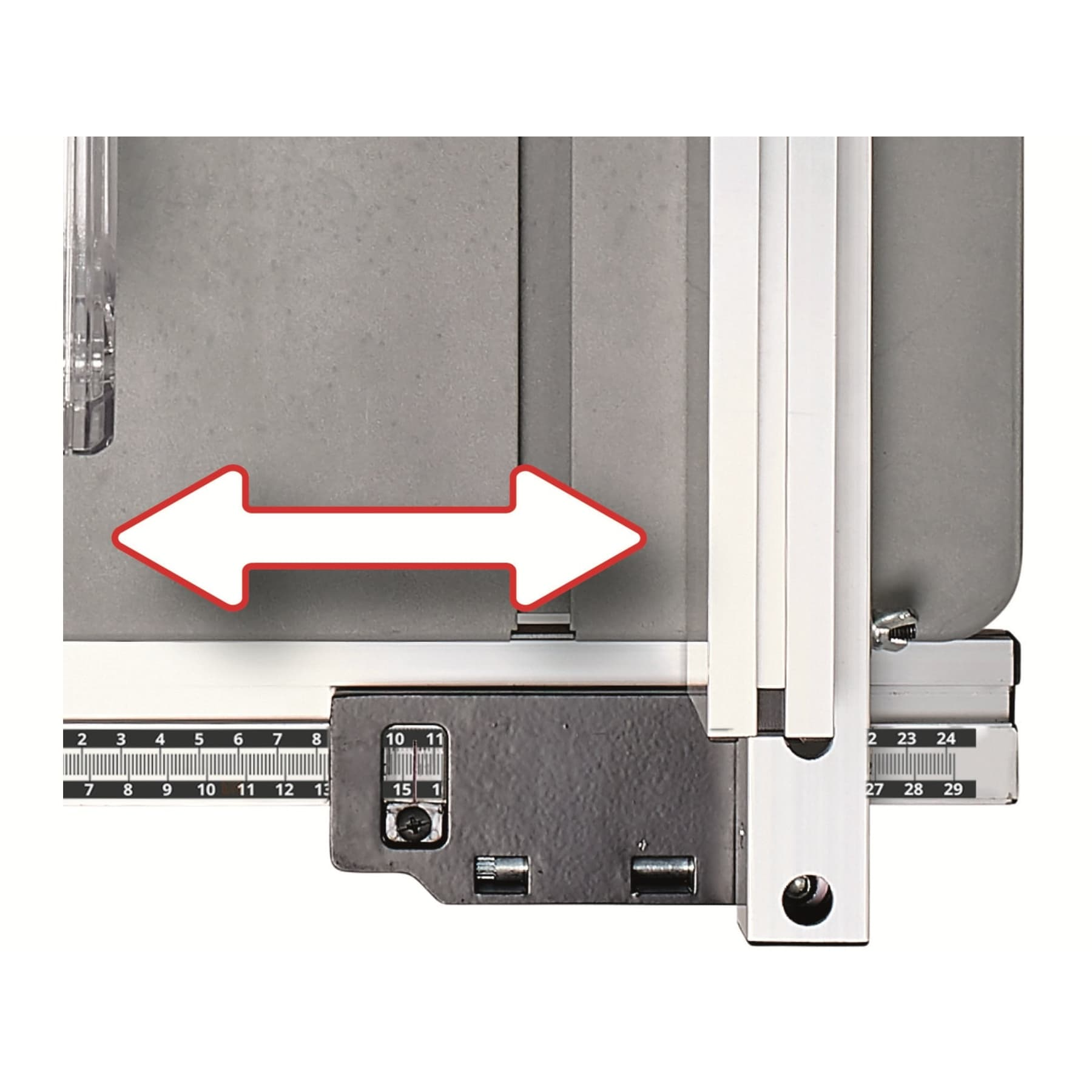 Zbliżenie szarej maszyny ze strzałką wskazującą kierunek ruchu.