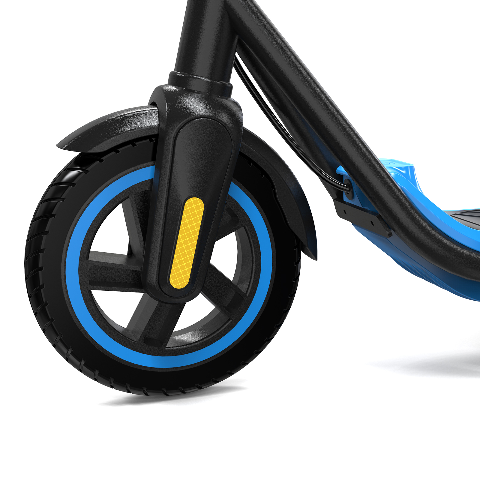 Przednie koło niebieskiej hulajnogi, czarna opona z niebieską obręczą, na białym tle.