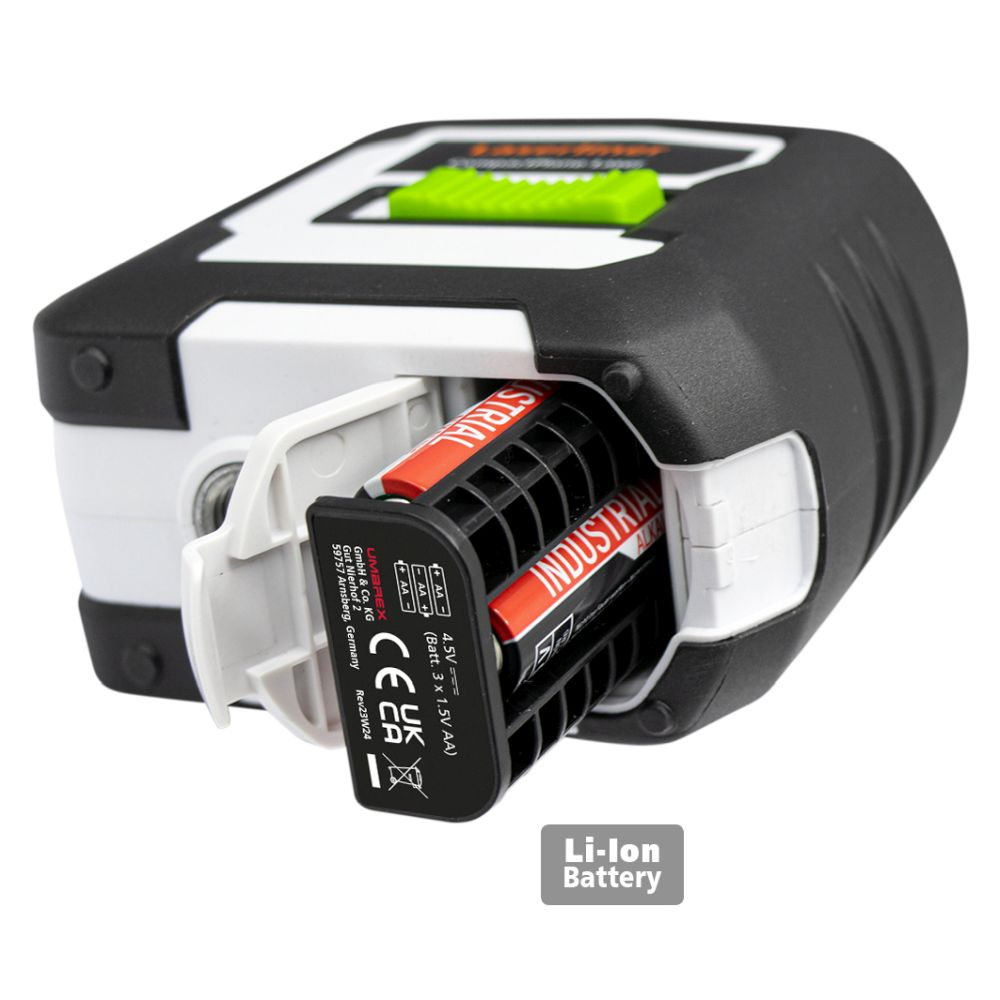 Eine schwarz-weiße Taschenlampe mit Batterien. Das Batteriefach ist geöffnet.