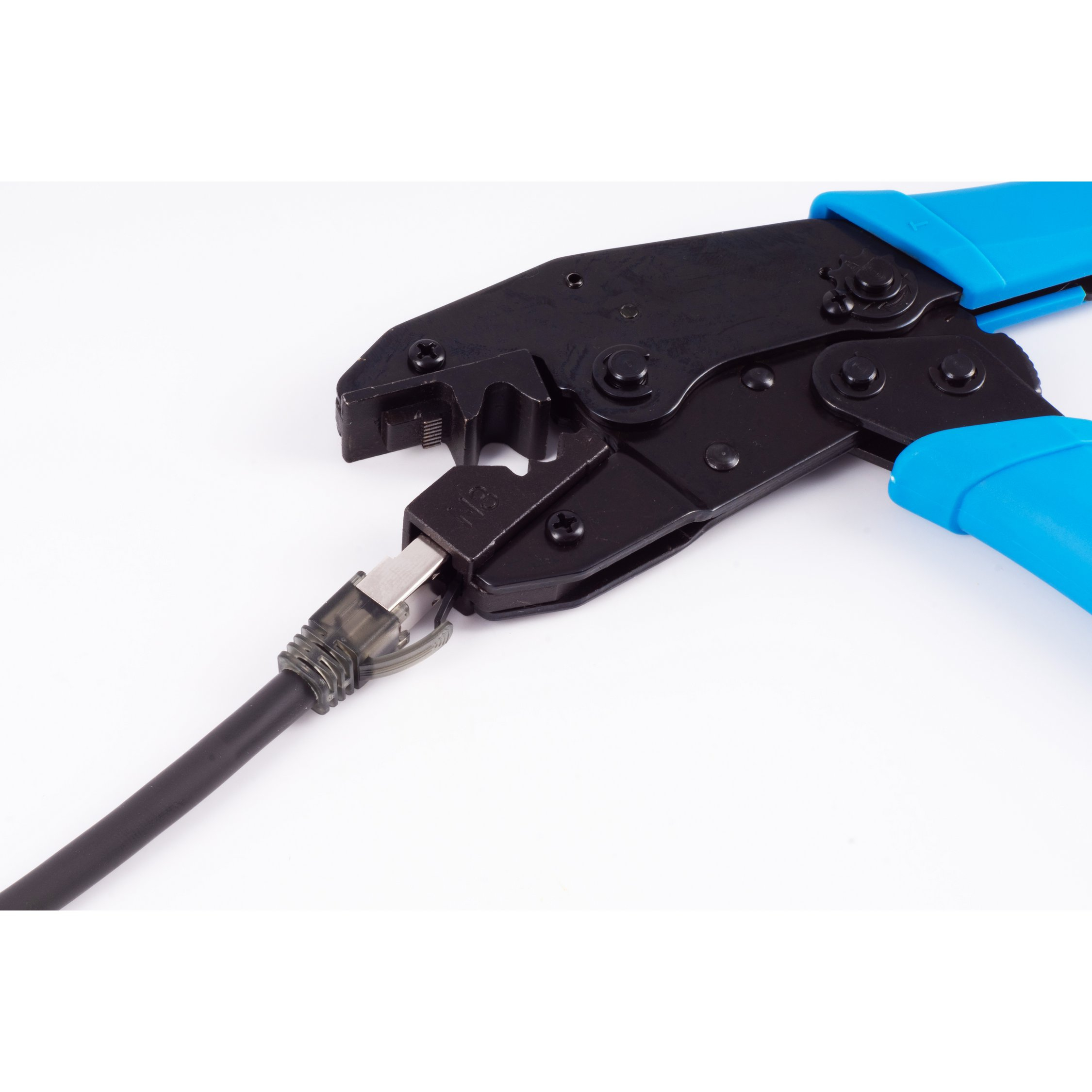 Crimpzange hält ein schwarzes Kabel mit Stecker; blaue Griffe, weißer Hintergrund.