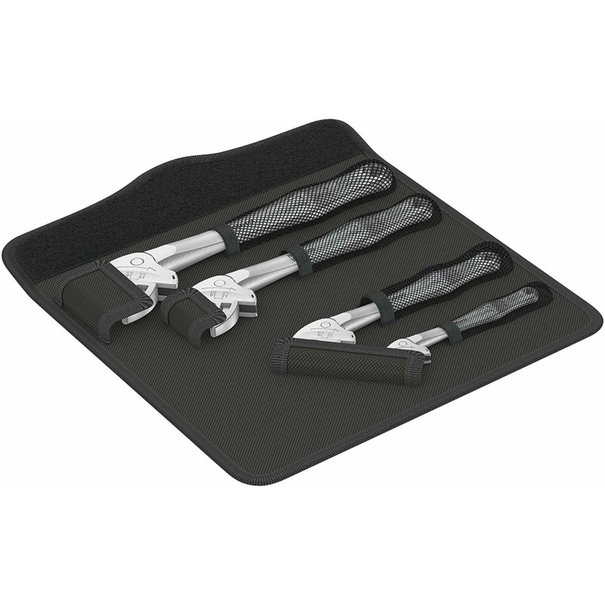 Ein Satz Schraubenschlüssel in einem schwarzen Koffer. Die Schraubenschlüssel sind silber und schwarz.