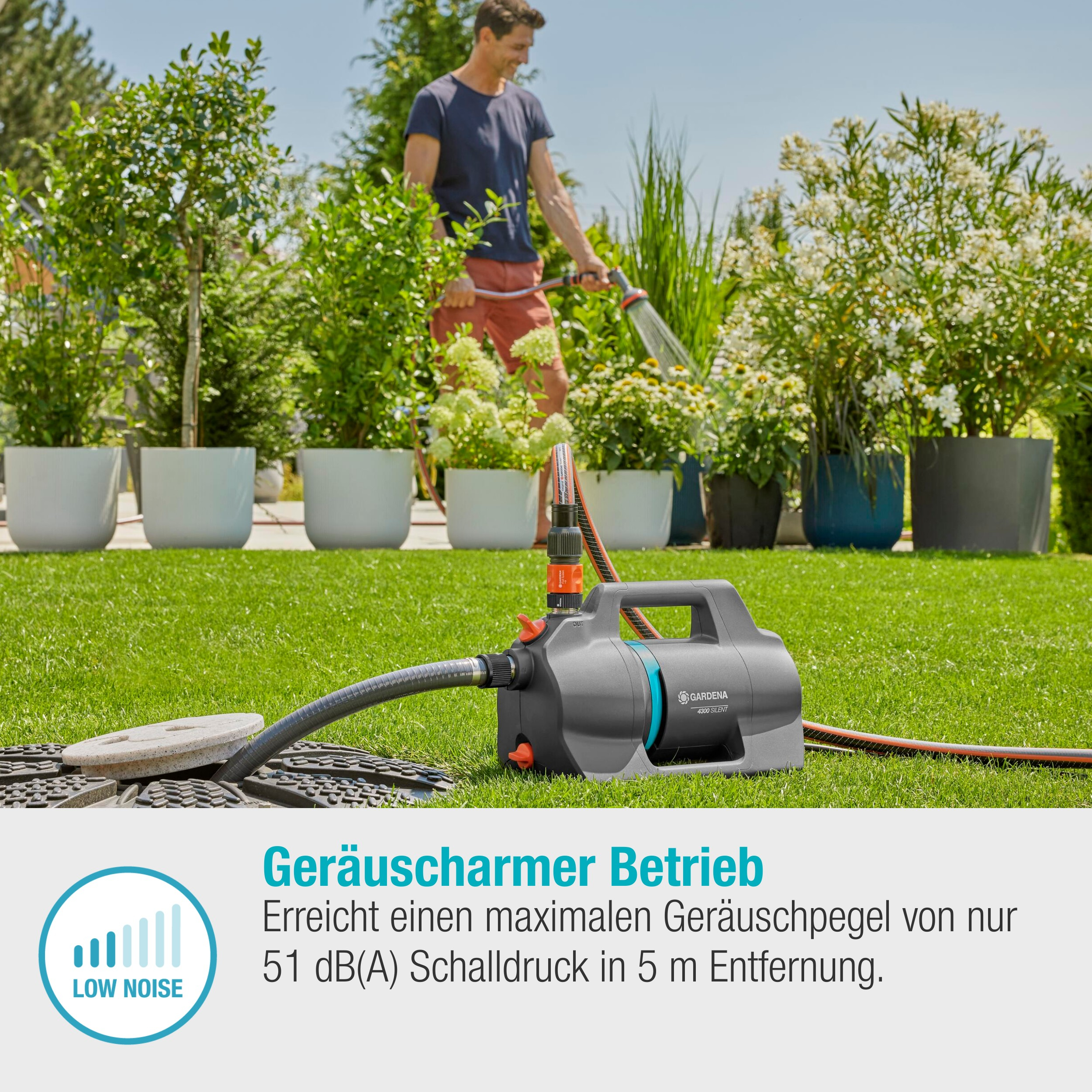 Mężczyzna podlewa rośliny wężem, pompa na pierwszym planie, tekst: Niski poziom hałasu, 51 dB(A) w 5 m.