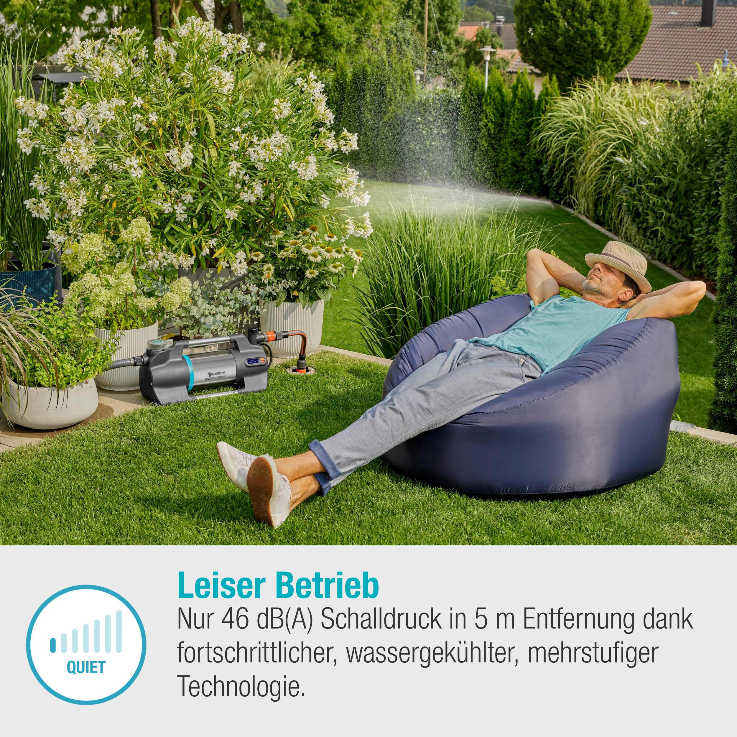 Mężczyzna relaksuje się na niebieskim nadmuchiwanym fotelu. Za nim pompa wodna.