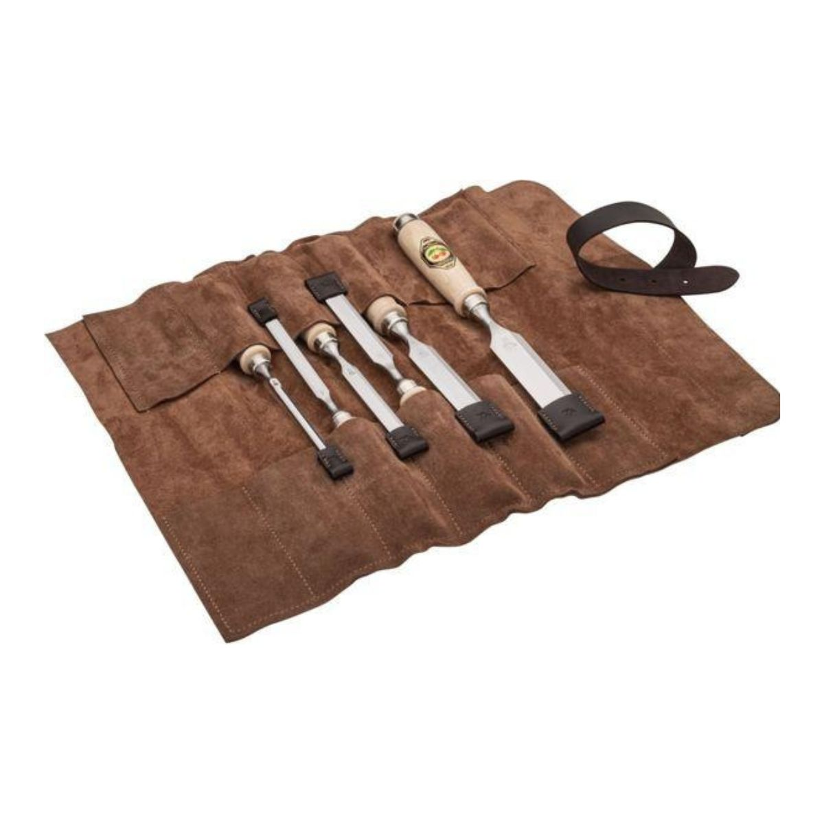 Een set houtbeitels in een bruine leren rol. Beitels zijn zilverkleurig met houten handvatten.