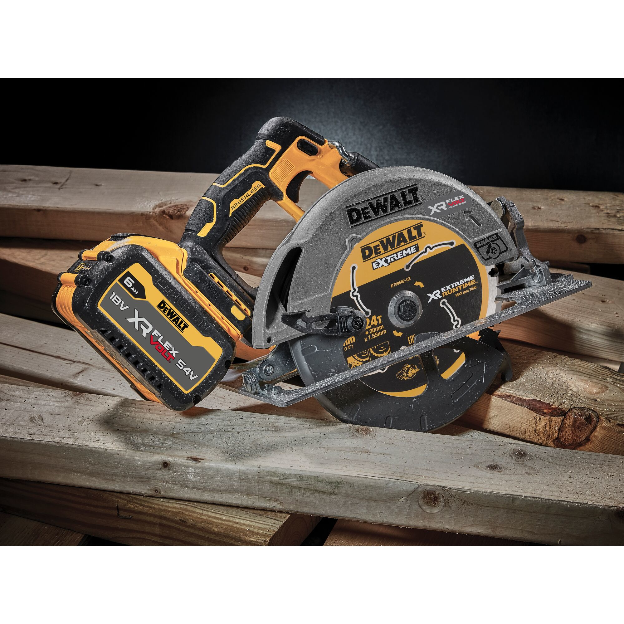 DeWalt Kreissäge auf Holz. Akkupack angebracht. Schwarz und gelb.