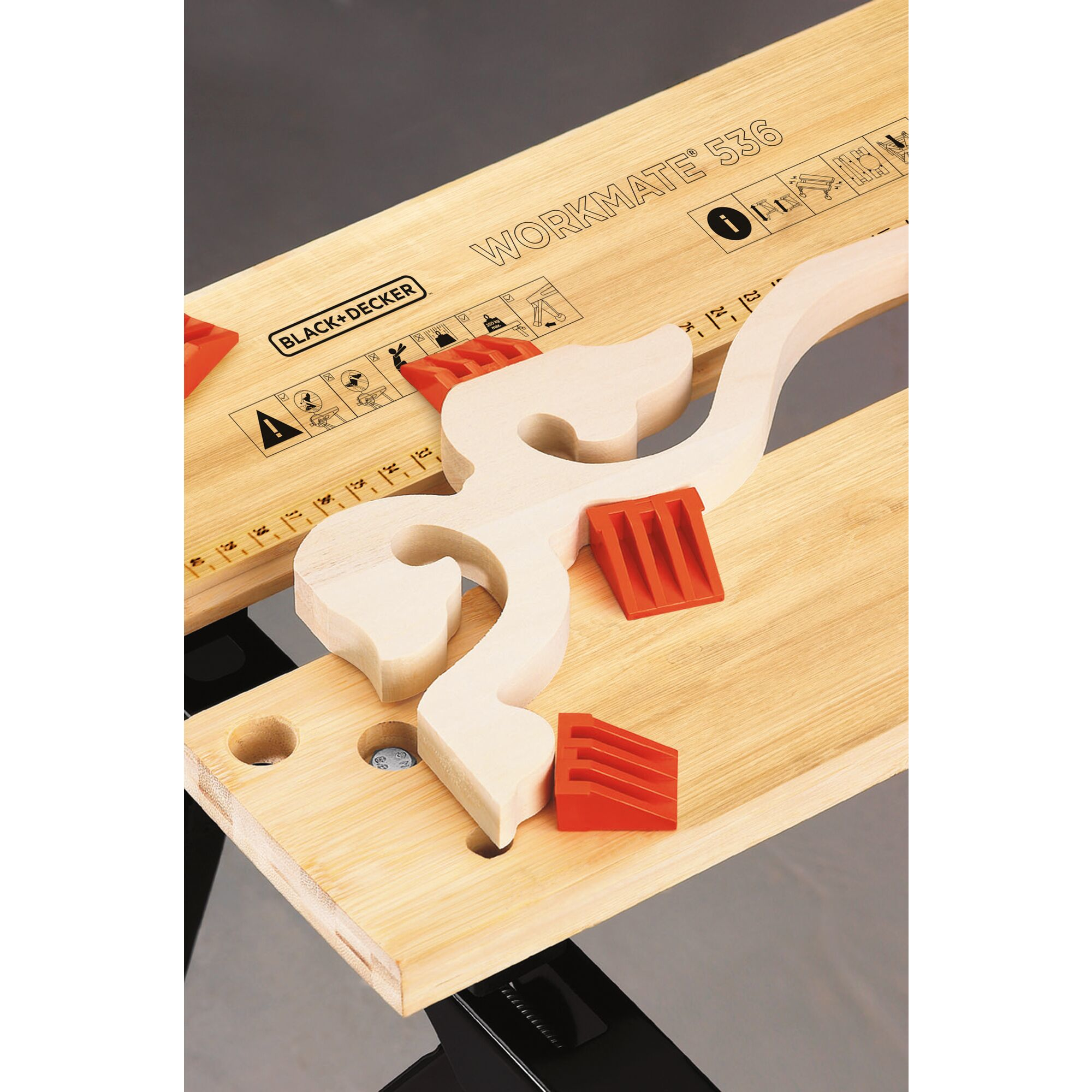 Holzform wird mit roten Klammern auf einem Workmate gehalten. Ein Black and Decker Workmate ist sichtbar.