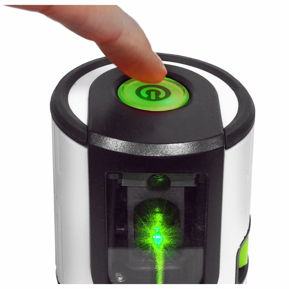 Un dito preme un pulsante di accensione verde su un livella laser in bianco e nero.