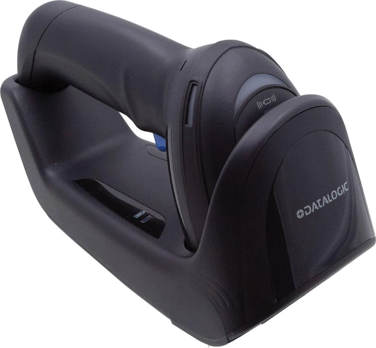 Scanner di codici a barre nero su una base di ricarica nera. Ha un'impugnatura e una testina di scansione.