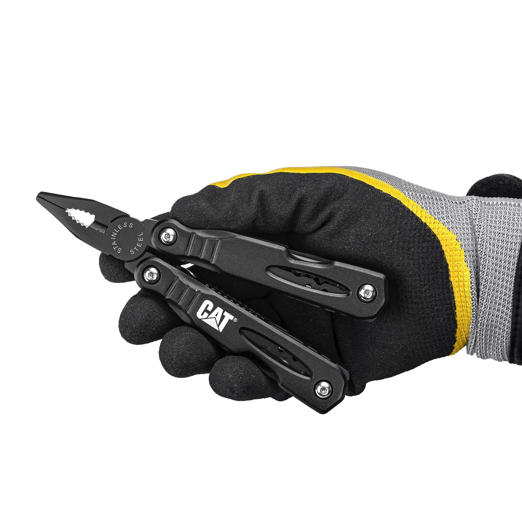 Mano con guantes negros y amarillos sosteniendo multiherramienta CAT negra. Alicates extendidos.