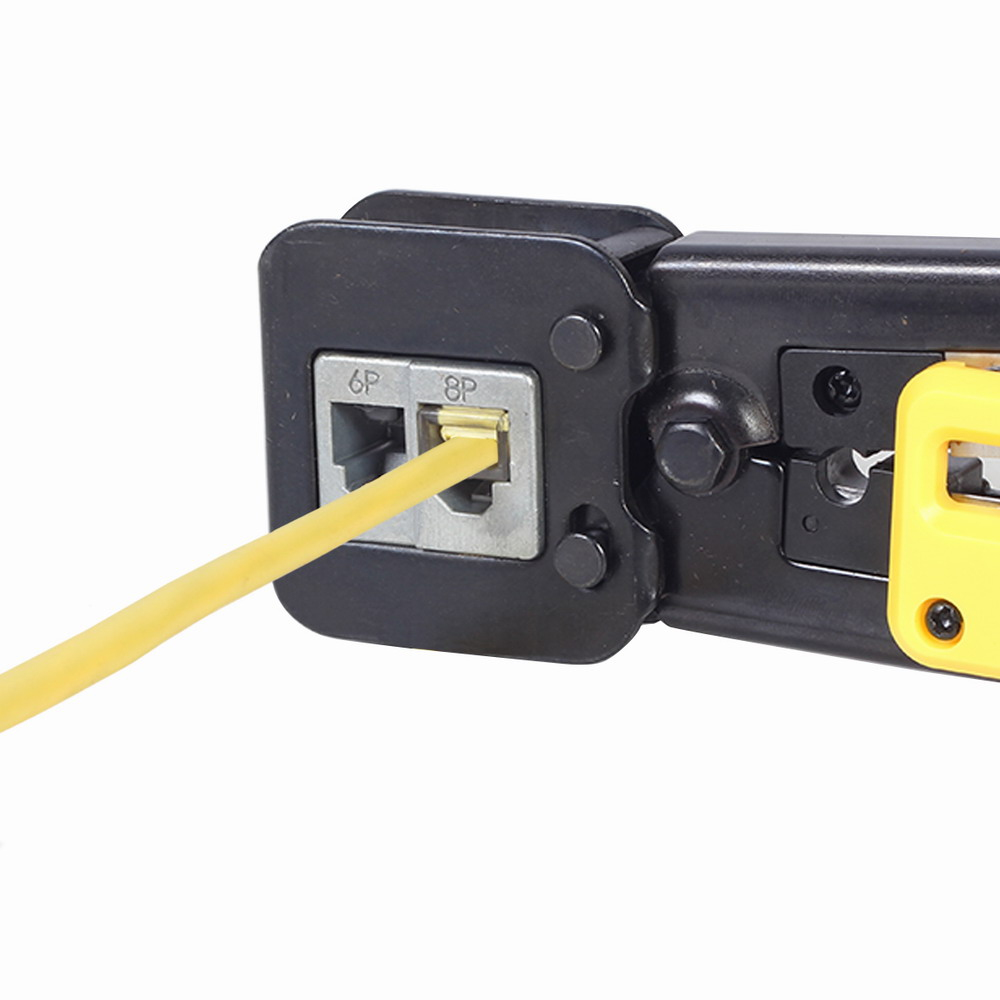 Zbliżenie żółtego kabla wpiętego w czarno-szare narzędzie. Narzędzie ma oznaczenia 6P i 8P.