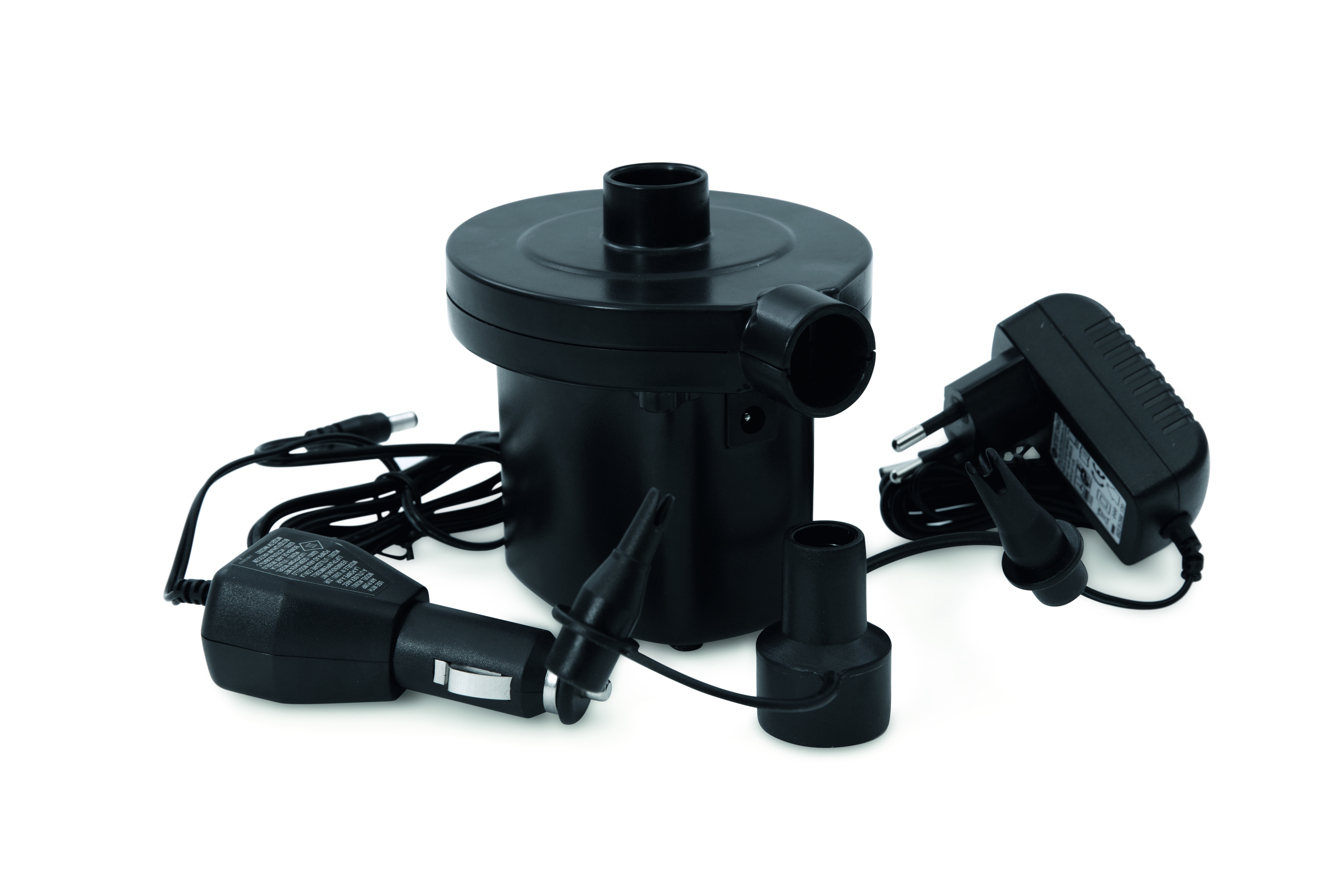 Eine schwarze elektrische Luftpumpe mit mehreren Aufsätzen, Netzkabel und einem Auto-Adapter. Weißer Hintergrund.