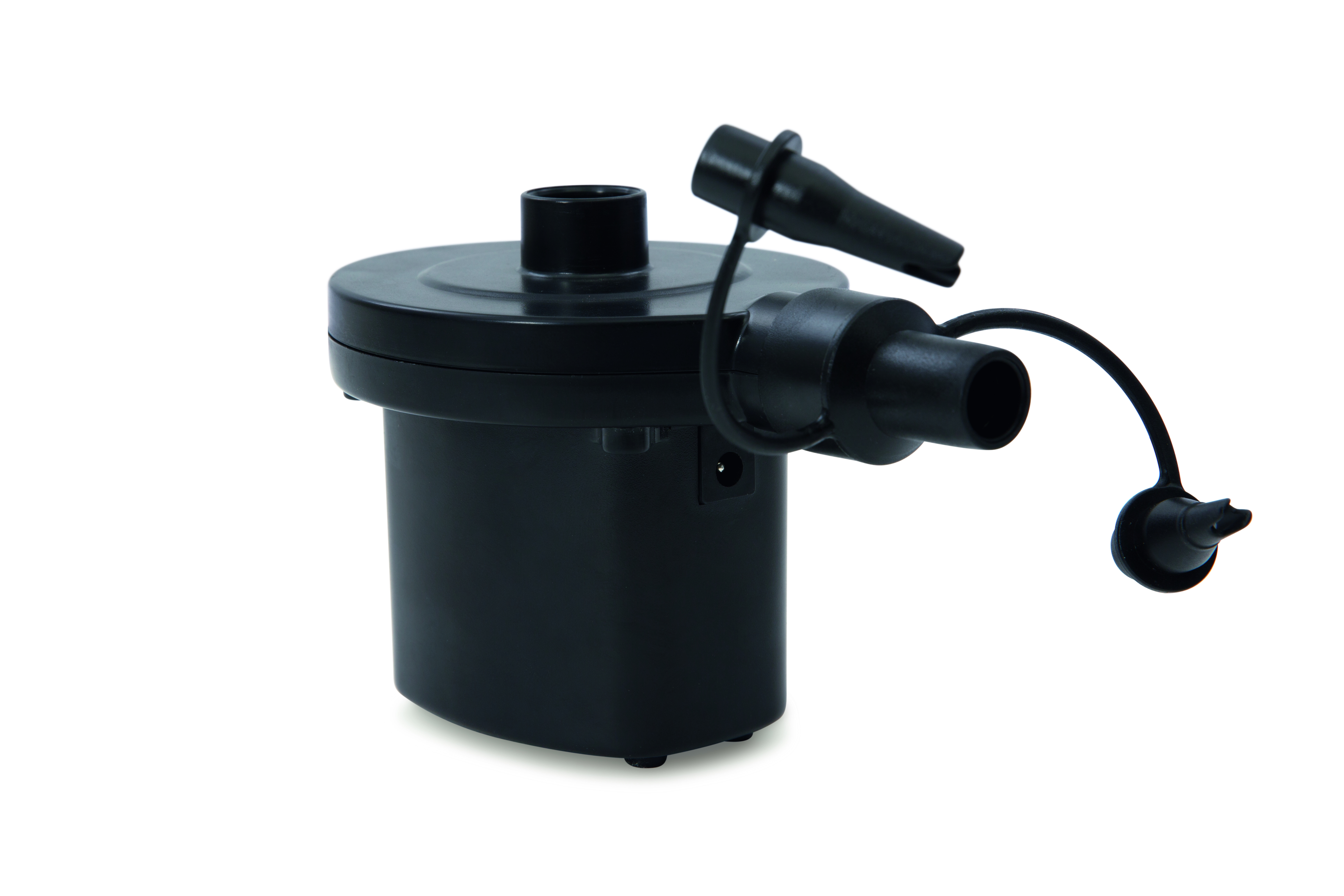 Eine schwarze elektrische Luftpumpe mit einer Düse und kleinen Aufsätzen. Der Hintergrund ist weiß.