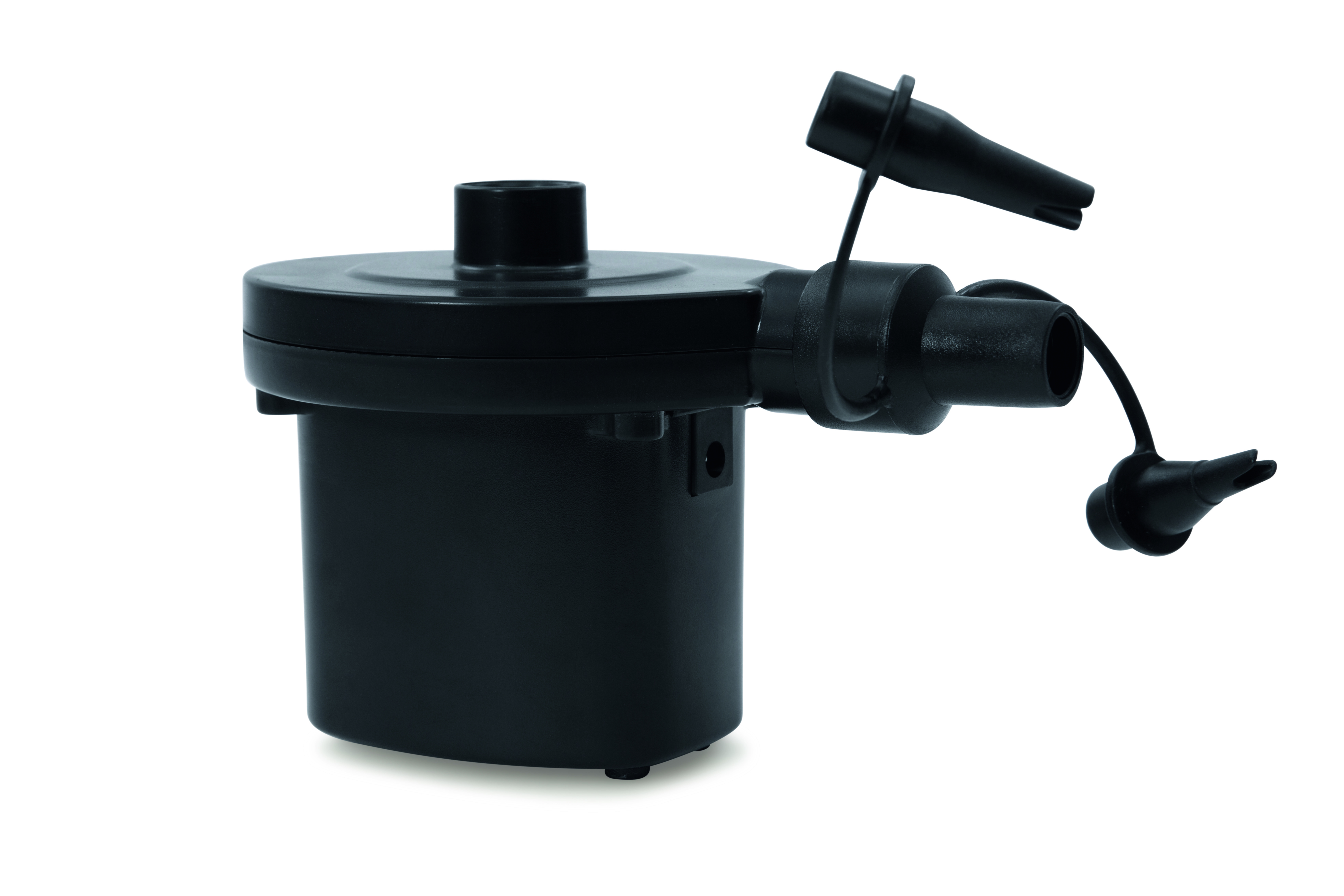 Eine schwarze elektrische Luftpumpe mit einer Düse und Aufsätzen. Der Hintergrund ist weiß.