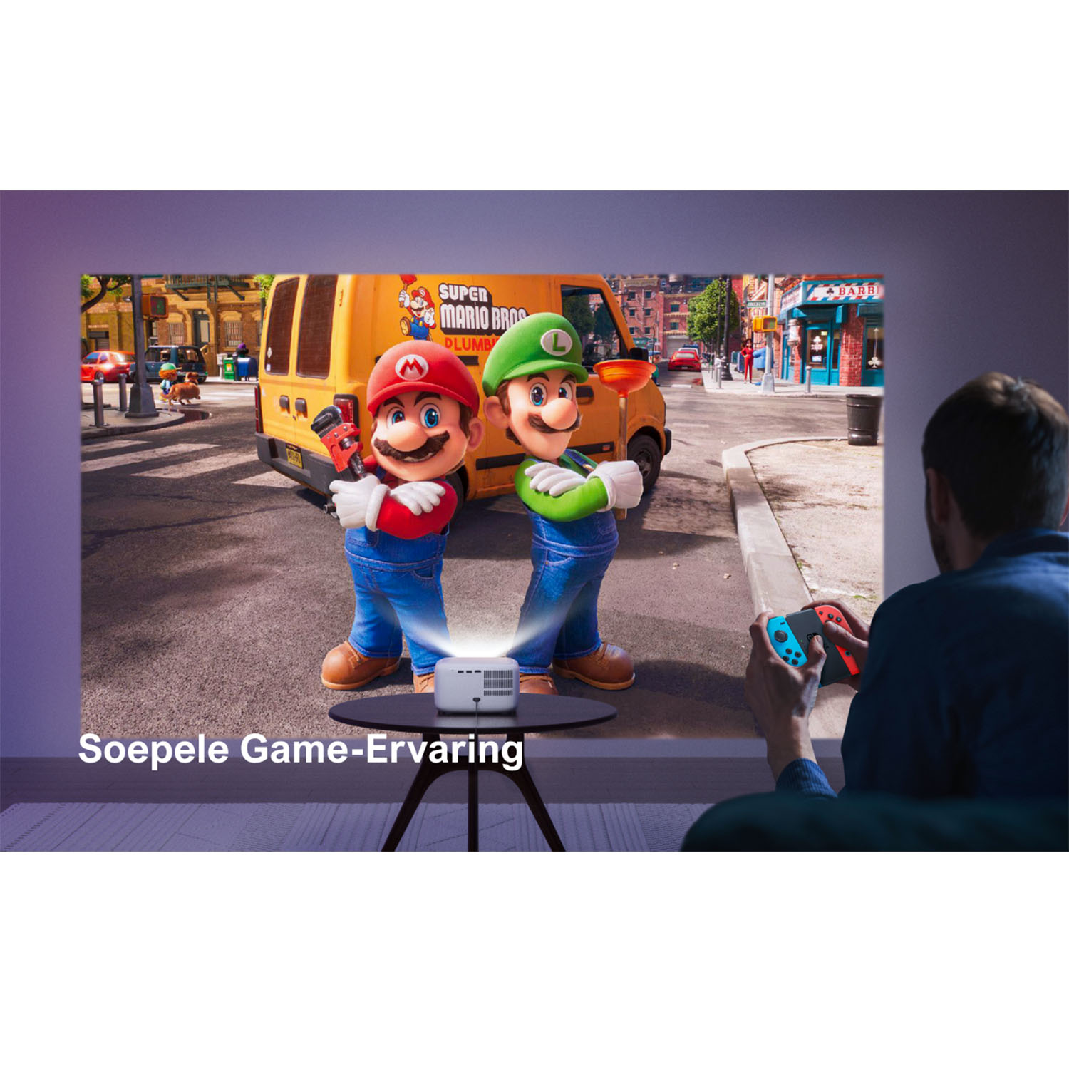 Deux personnes jouent à un jeu vidéo sur un écran projeté. Un projecteur est sur un trépied.