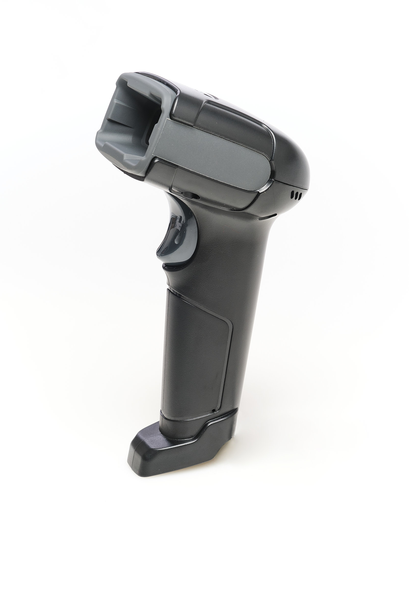 Uno scanner di codici a barre nero su sfondo bianco, inclinato verso l'alto. Ha un grilletto e una testa di scansione.