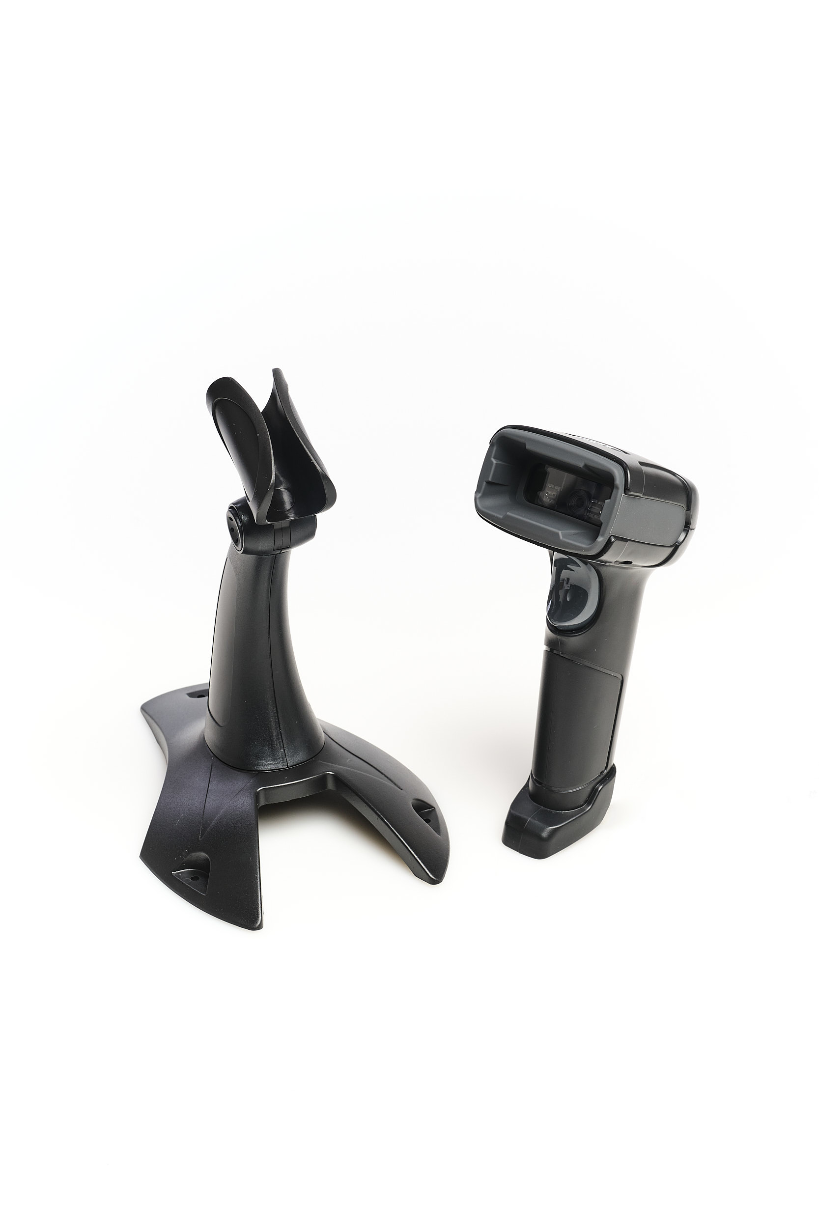 Scanner di codici a barre nero con supporto su sfondo bianco. Scanner e supporto separati, con base e collo.