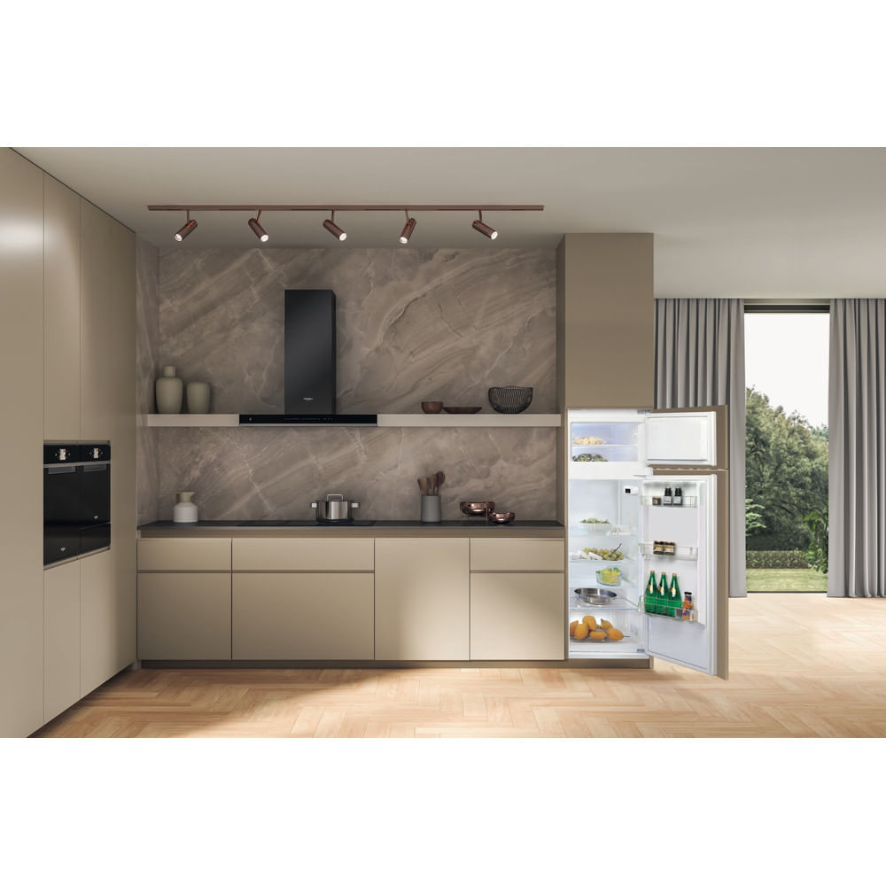 Interno cucina con frigorifero aperto. Cibo all'interno. Schema di colori beige e bianco.