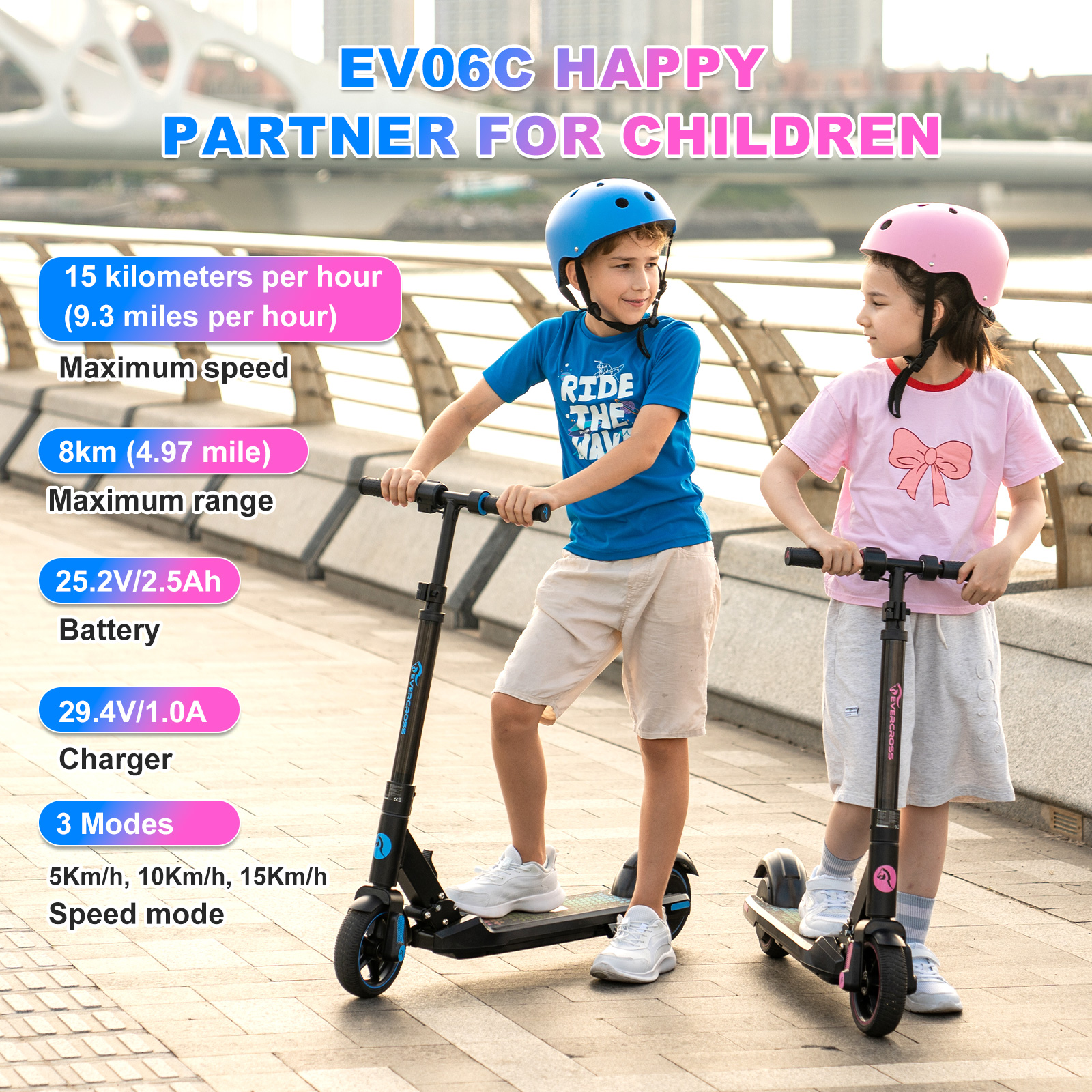 Dwoje dzieci na hulajnogach. Jedno ma niebieski kask, drugie różowy.