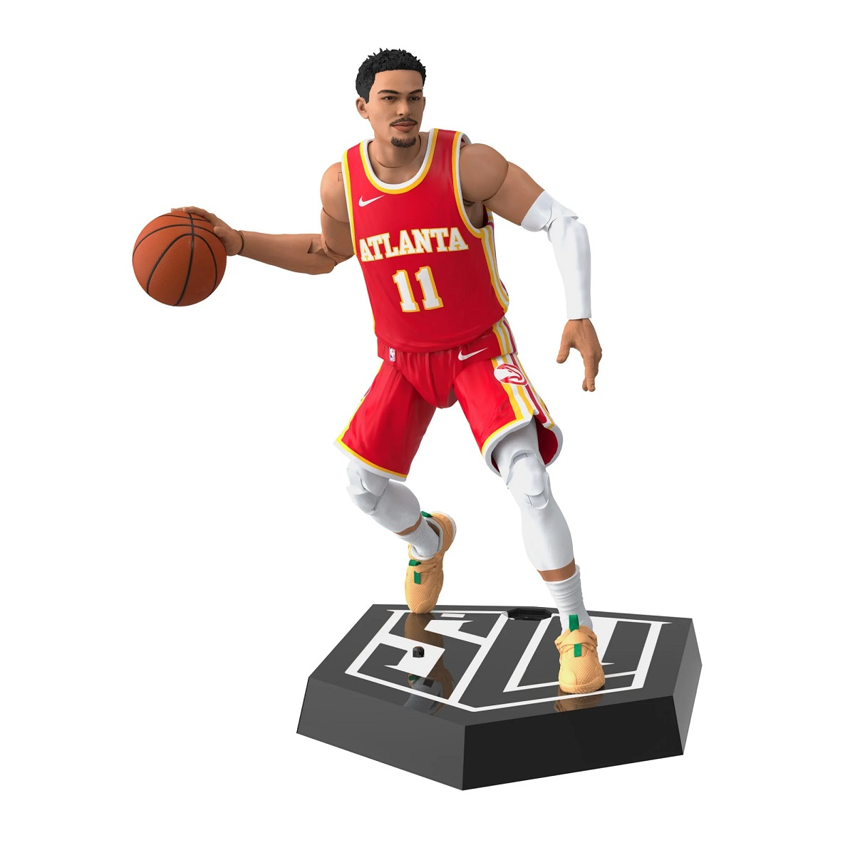 Eine Basketballspieler-Actionfigur auf einer Basis, die einen Ball hält.
