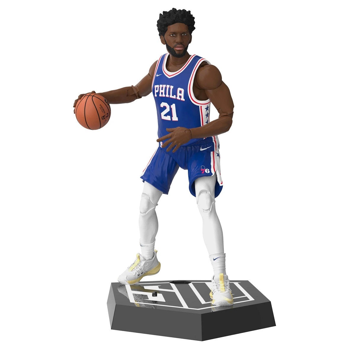 Joel Embiid Basketballfigur in blauem 76ers-Trikot, dribbelt einen Ball auf schwarzer Basis.