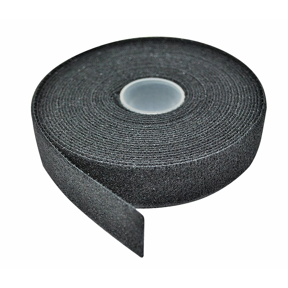 Rotolo di nastro in schiuma nero. Sfondo bianco.