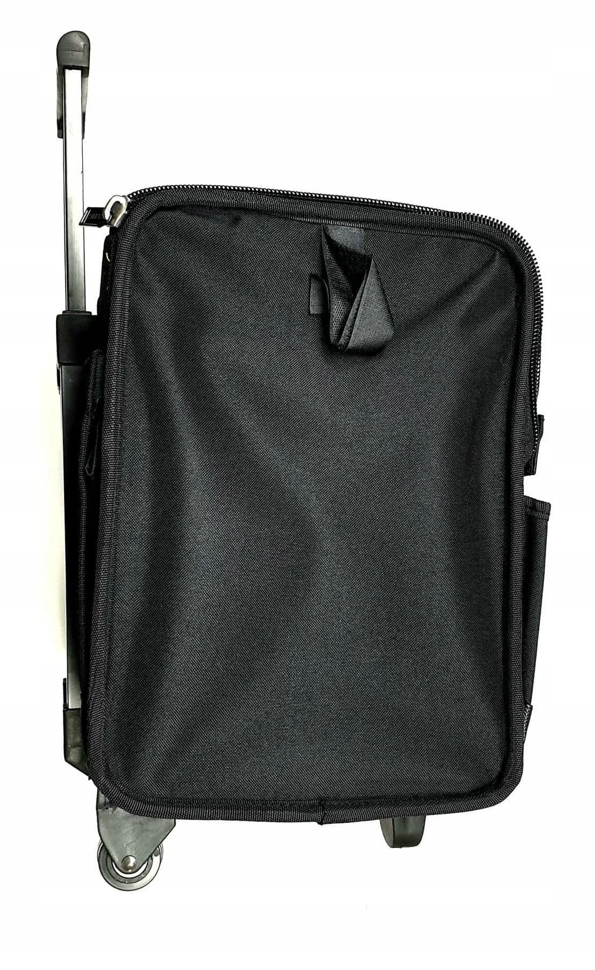 Borsa portautensili nera con ruote, maniglia e ruote, isolata su sfondo bianco.