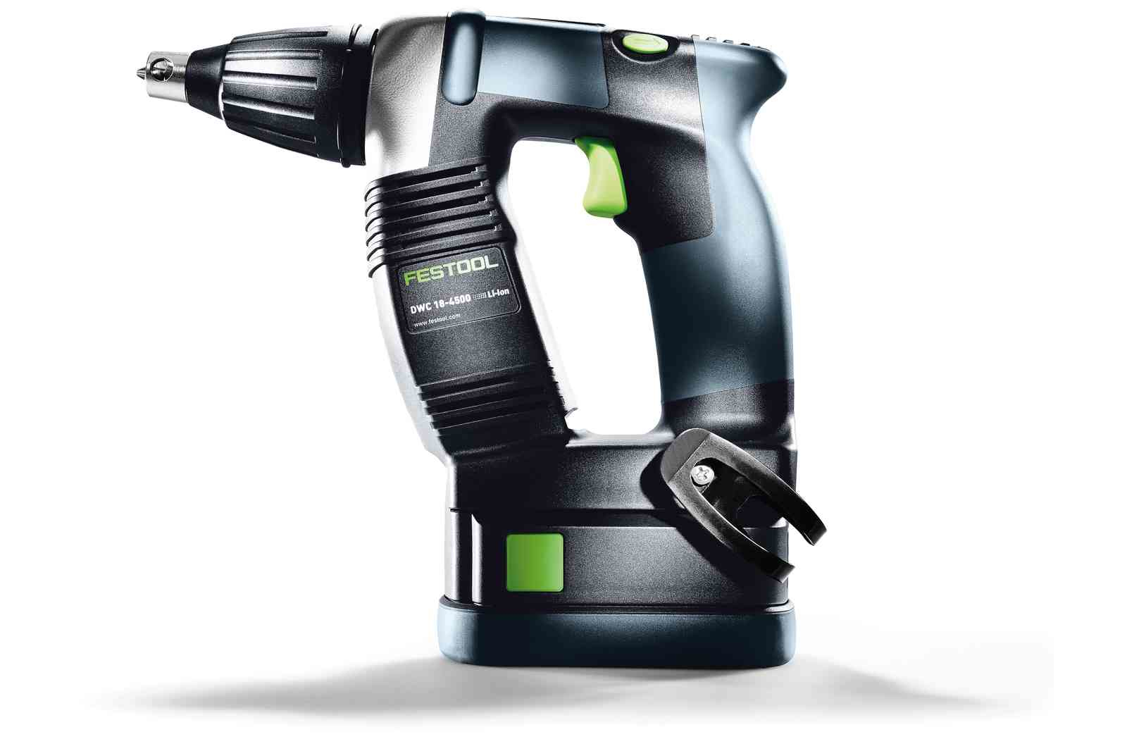 Schwarz-graue Bohrmaschine mit grünen Akzenten. Die Bohrmaschine ist auf weißem Grund isoliert.