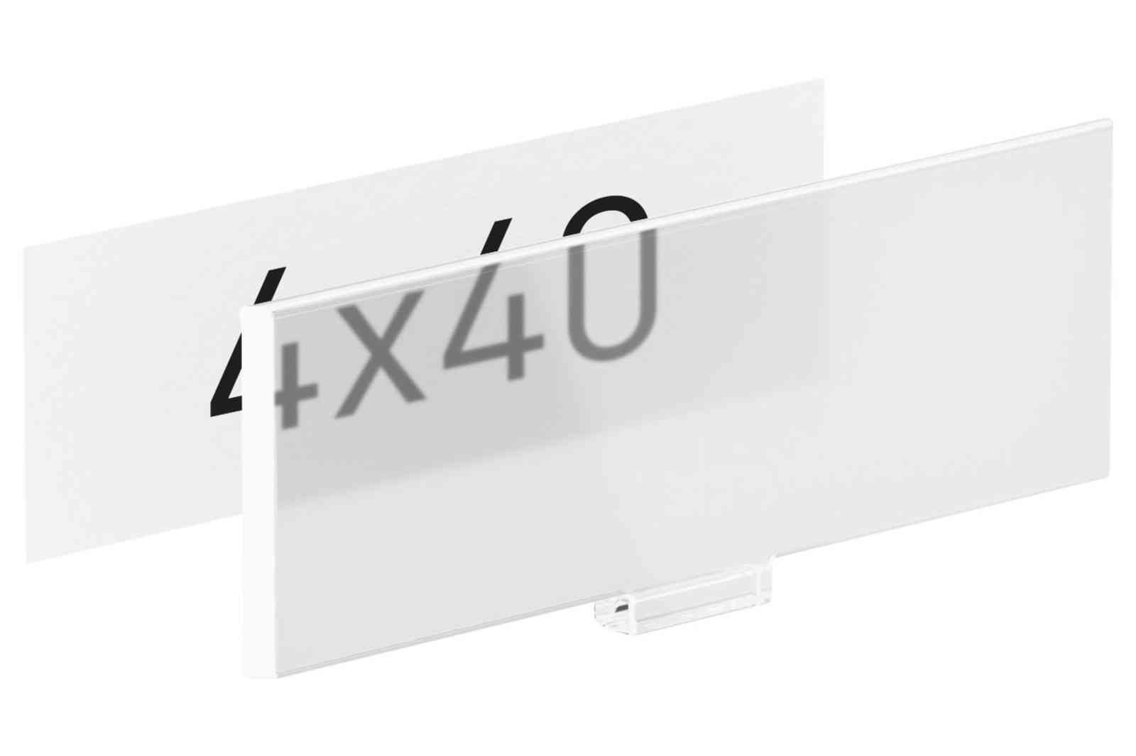 Zwei transparente Kunststoffschilder mit dem Text: 4X40.