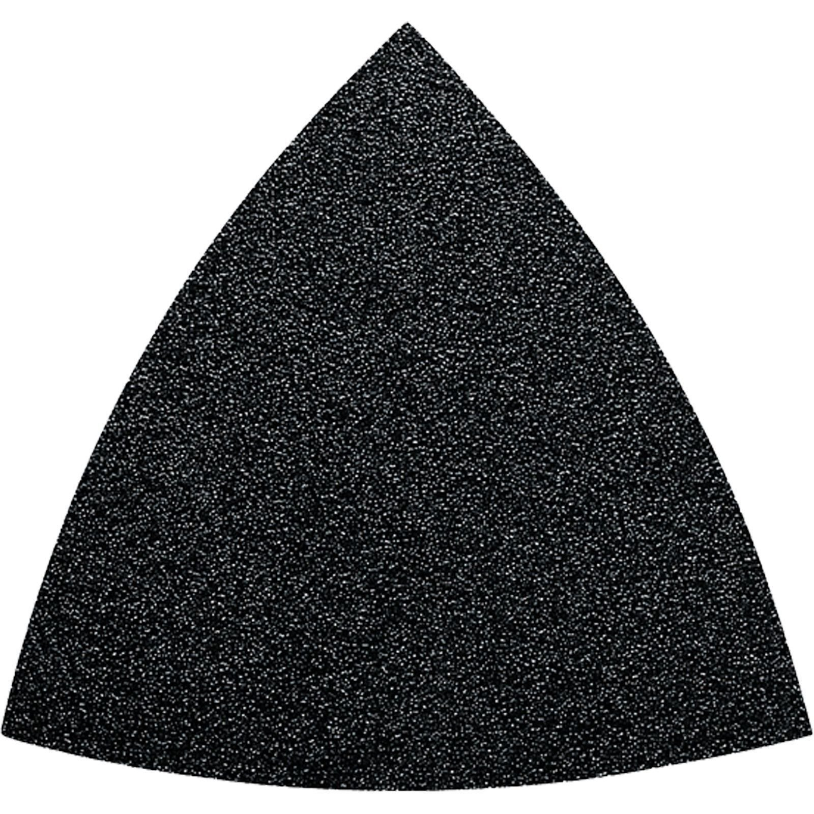Un foglio di levigatura triangolare nero con superficie ruvida e granulare. Su sfondo bianco.