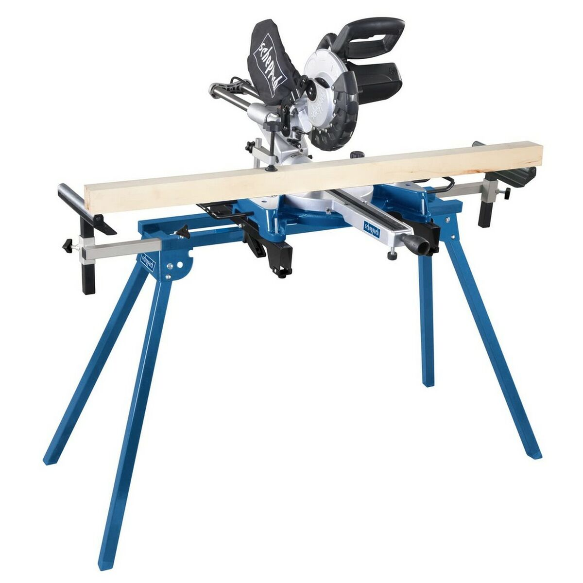Een blauwe verstekzaag op een blauw statief met een stuk hout dat wordt gezaagd.