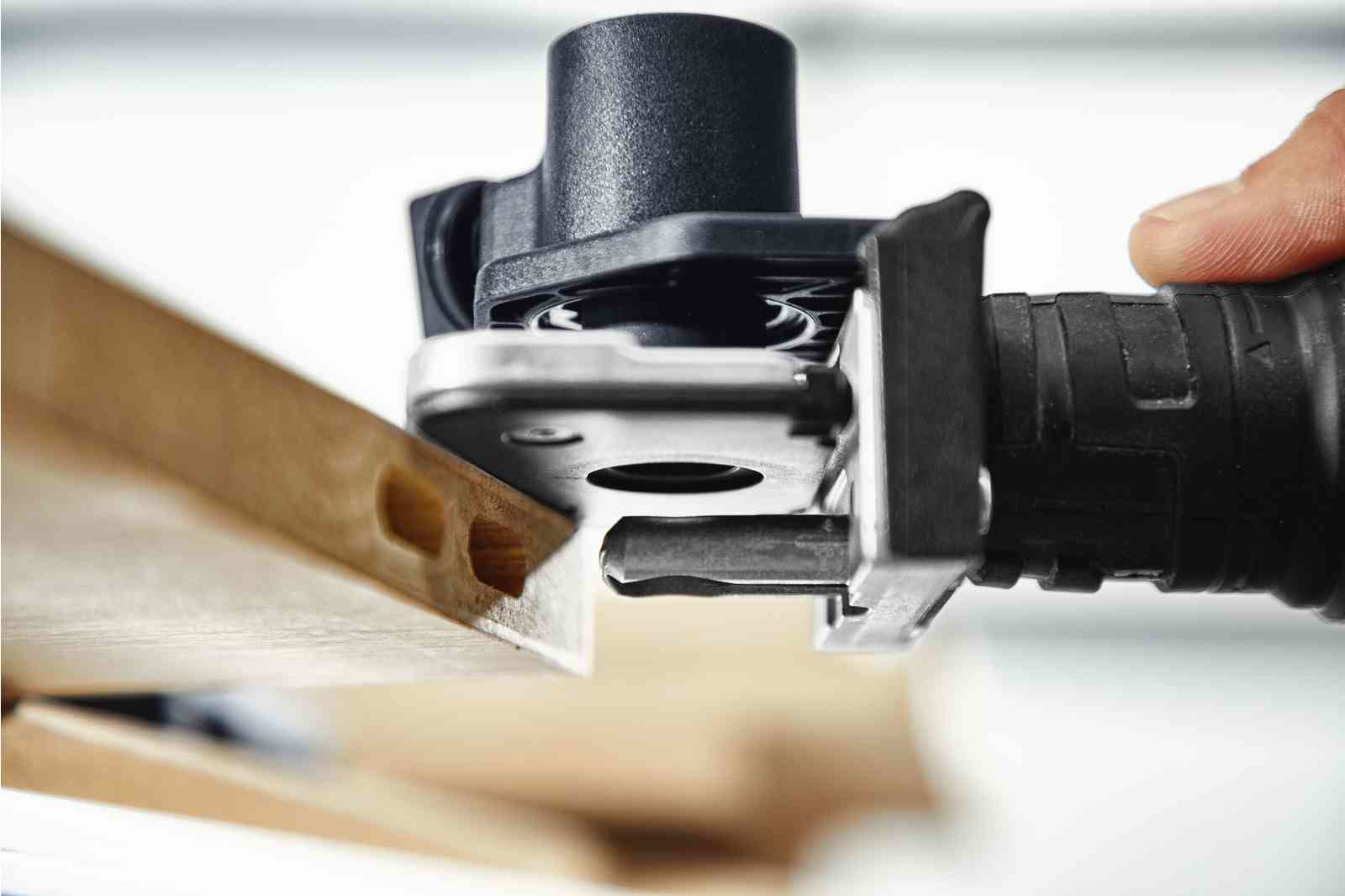 Narzędzie tnie drewno. Dłoń trzyma narzędzie, zbliżenie.