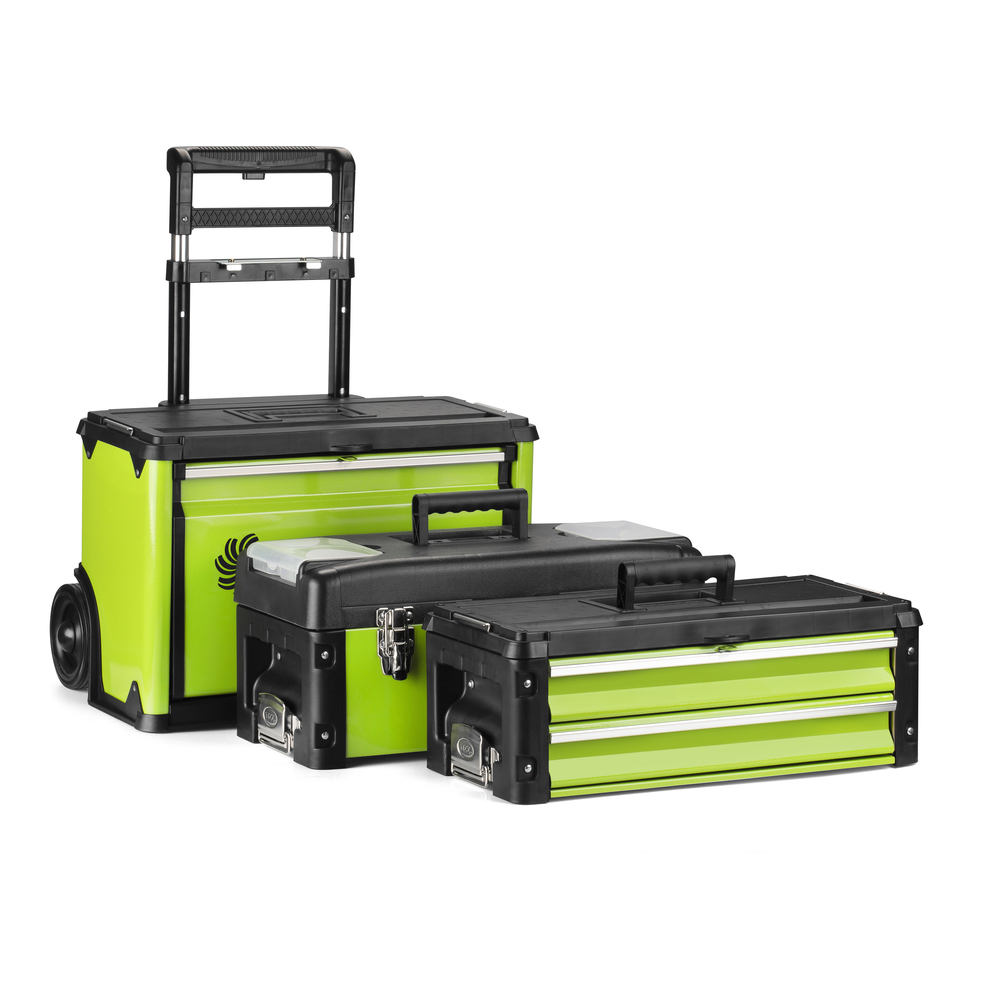 Zielono-czarne skrzynki narzędziowe. Jedna jest na kółkach. Dwie są mniejsze. Białe tło.