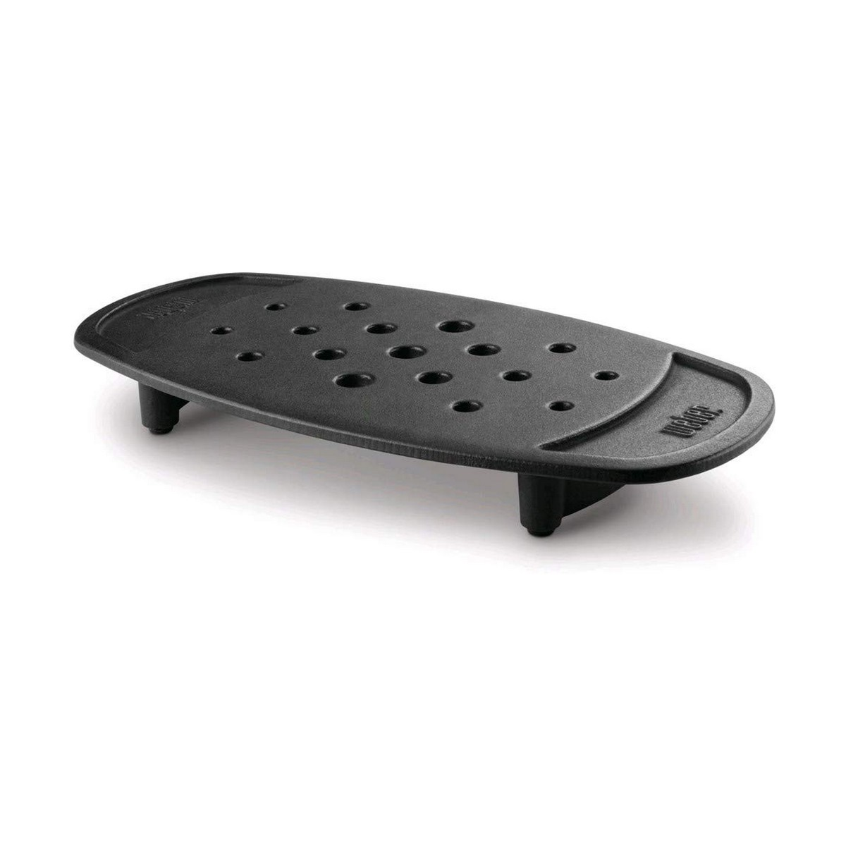 Eine schwarze, ovale Grillfläche mit Löchern, auf vier Beinen.