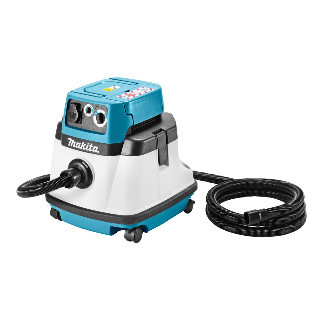 Ein Makita Staubsauger. Es hat ein blau-weißes Gehäuse mit einem schwarzen Schlauch. Weißer Hintergrund.